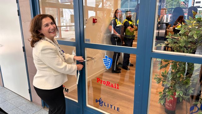 Burgemeester Huri Sahin voor de nieuwe werkruimte