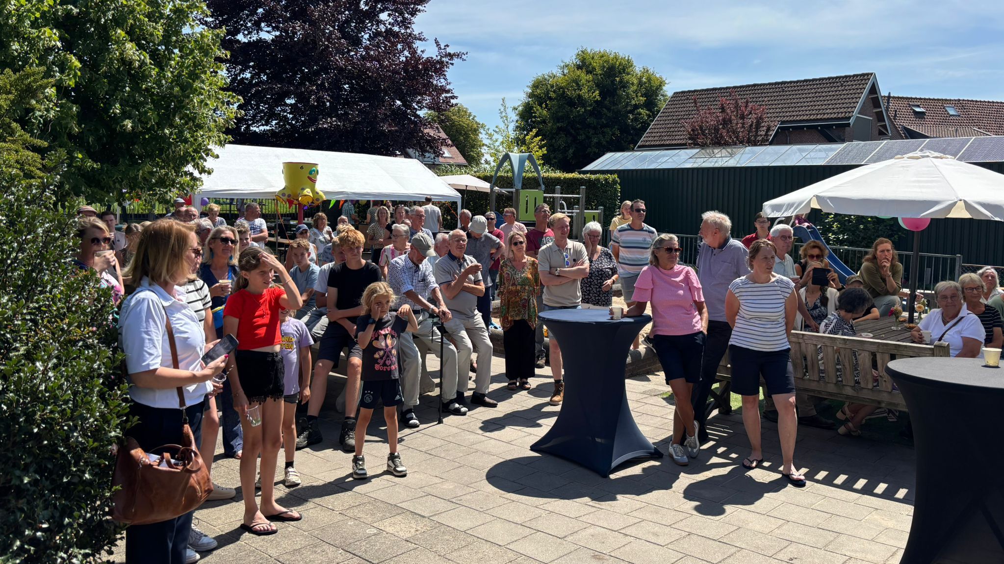 Buurthuis Het Oude Laarsje heropend tijdens 25-jarig jubileum bewonersvereniging Oude Leede