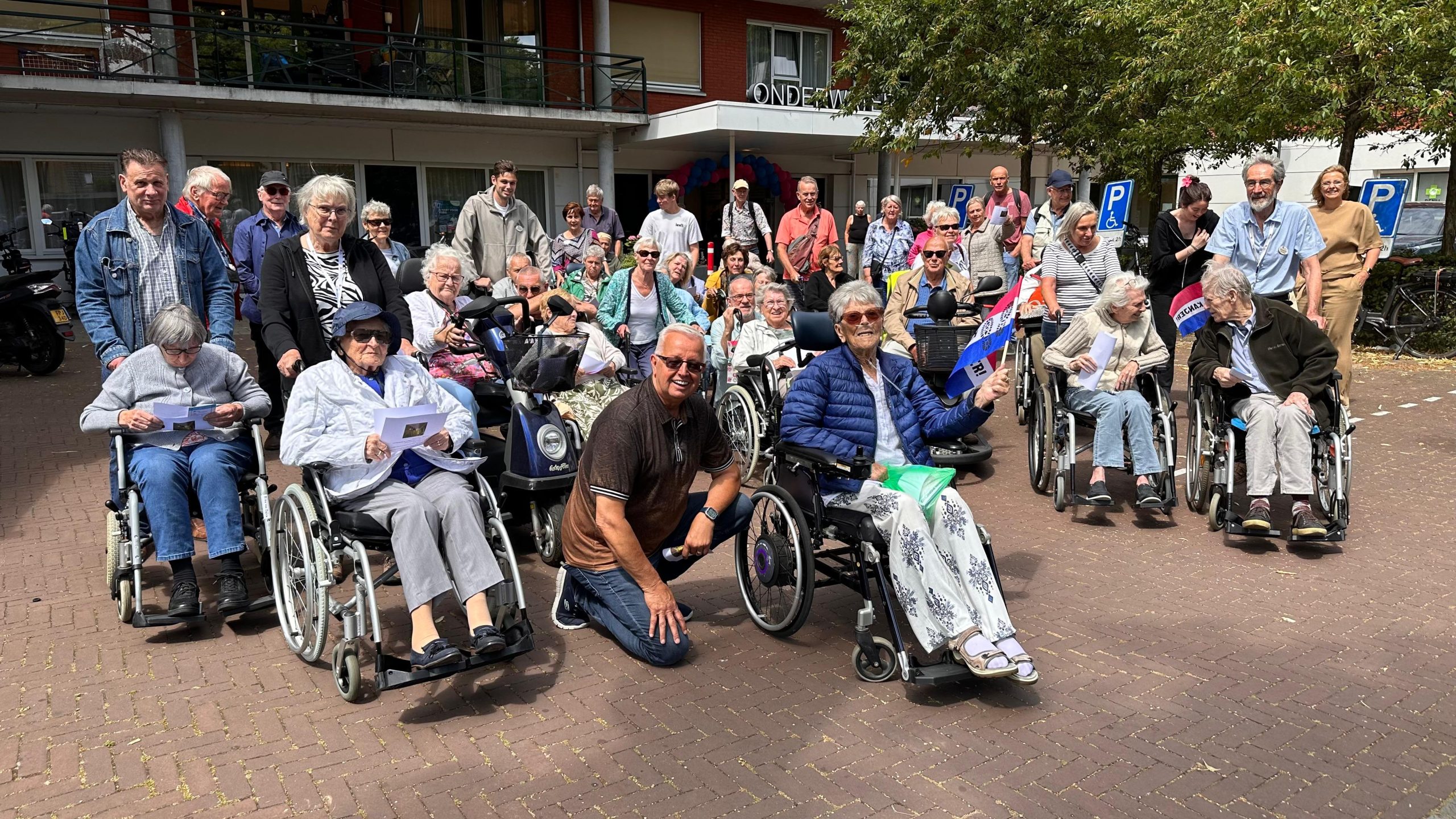 Rijswijkse Rolstoel3daagse in volle gang, ouderen volop in beweging en in contact Rijswijkse Rolstoel3daagse in volle gang, ouderen volop in beweging en in contact