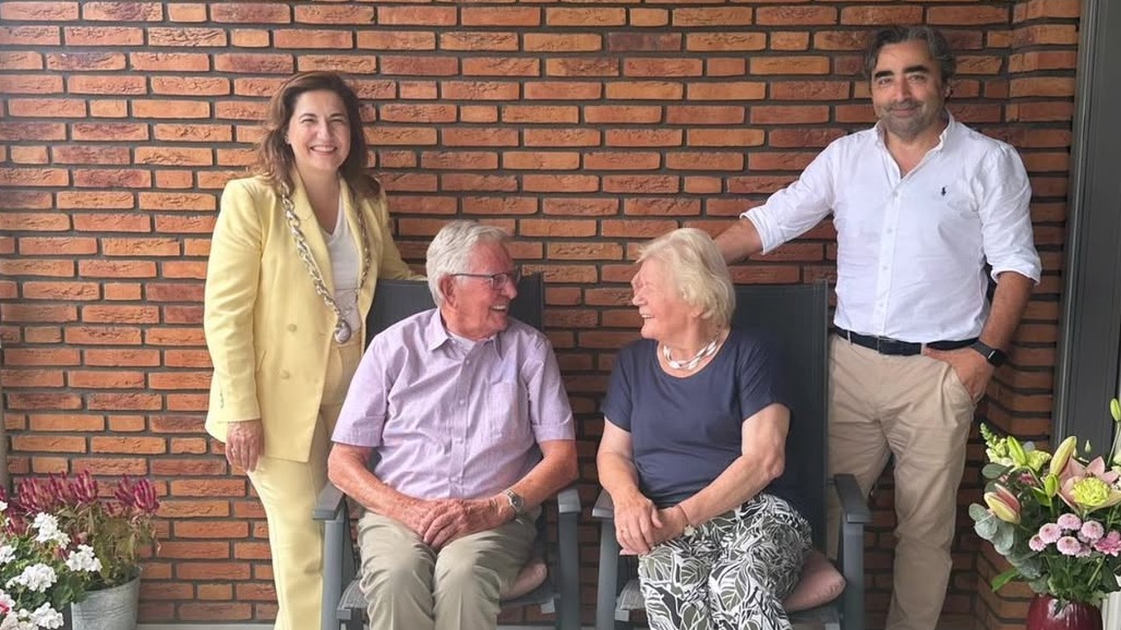 Burgemeester Huri Sahin feliciteert echtpaar Bron-Tinga met 60 jaar huwelijk en bijzondere verhalen