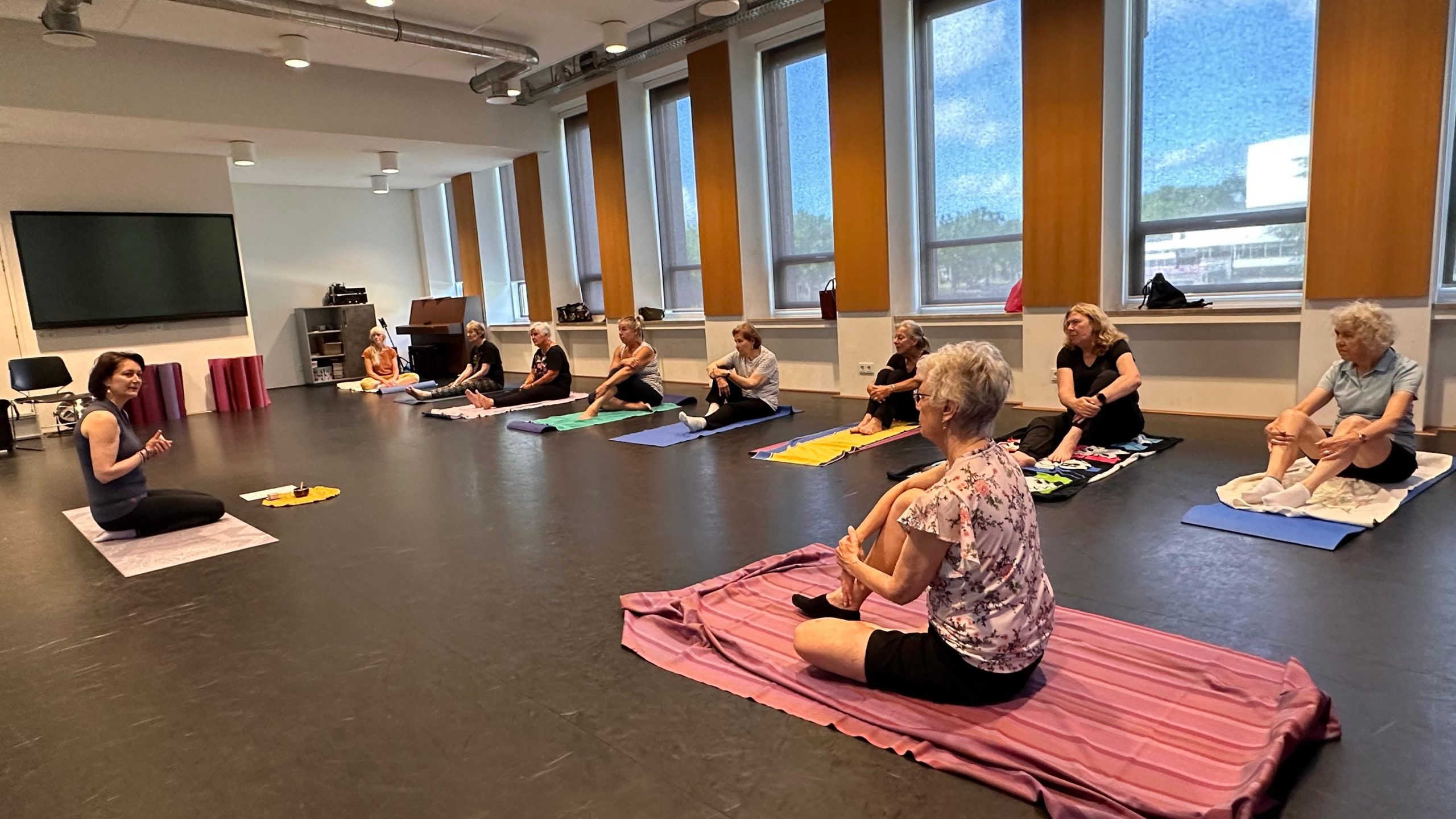 Senioren ontdekken de kracht van yoga: “Het ontspant én verbindt”