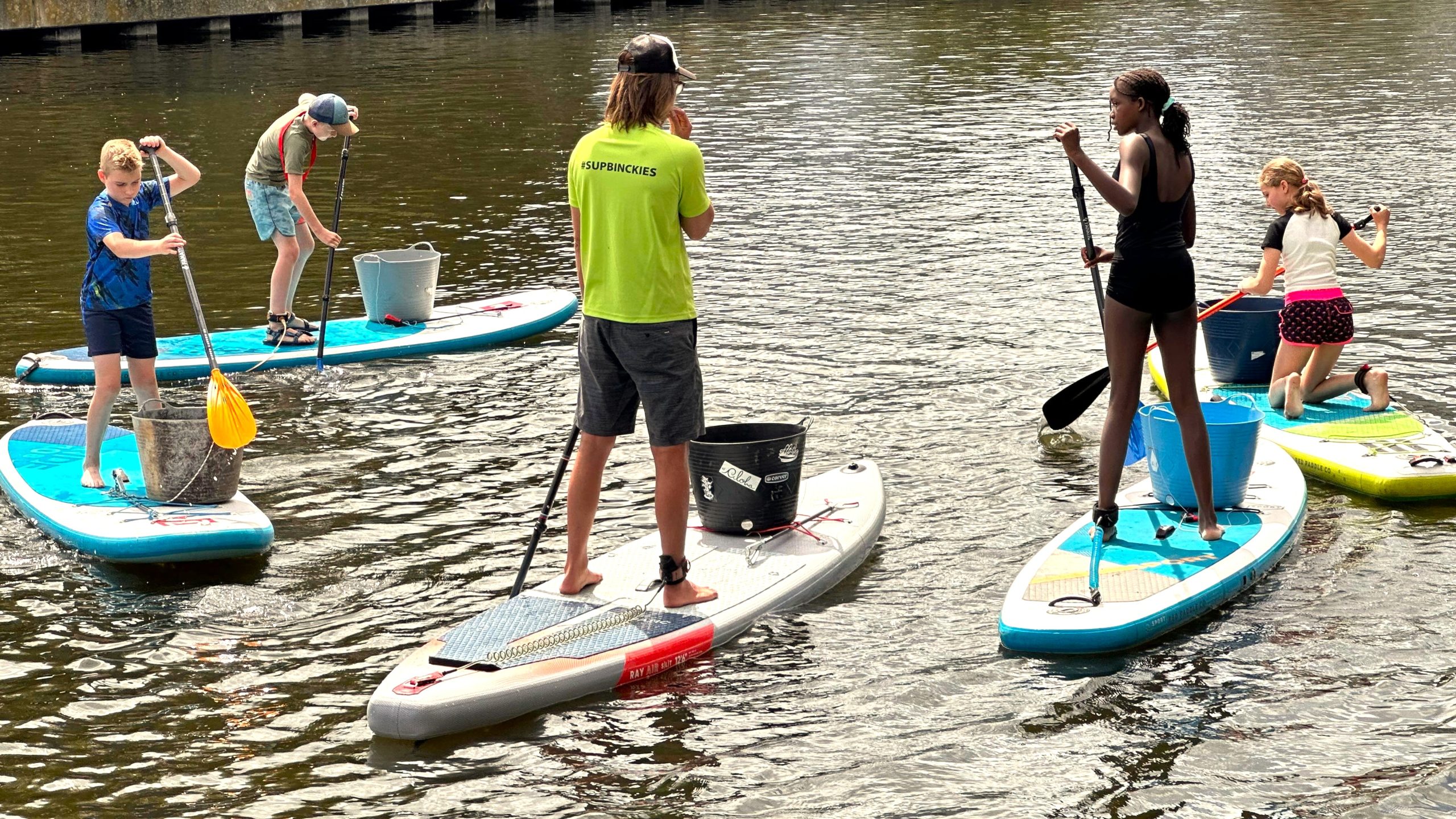 [VIDEO] Kinderen gaan al suppend de strijd aan met zwerfafval in het water