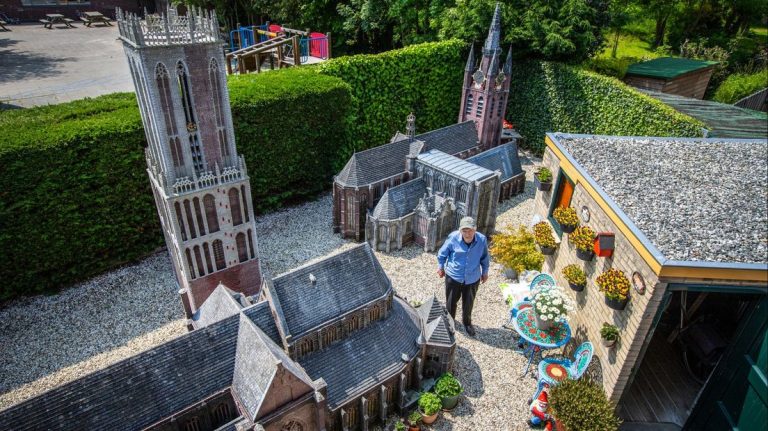 Sensationele miniatuurkerken van 90-jarige Chris moeten weg uit achtertuin in Nootdorp