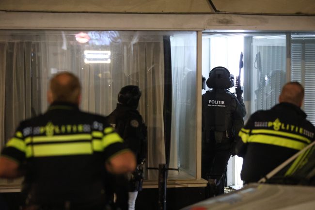 Arrestatieteam doet inval 