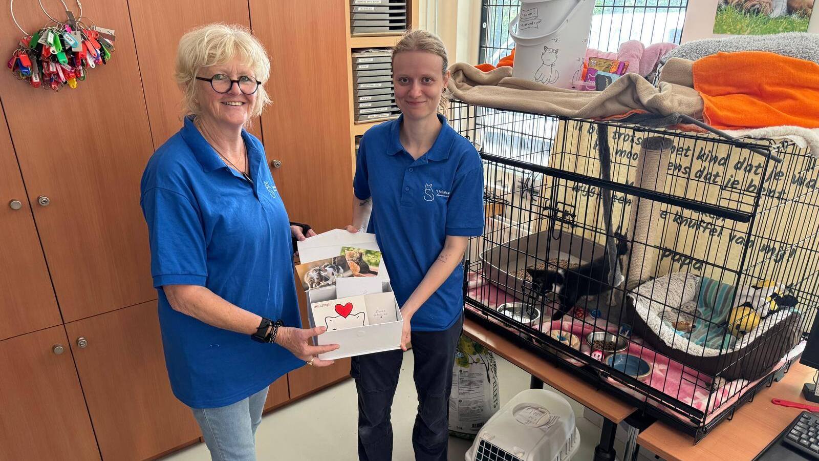 Echtpaar viert 25-jarig huwelijk en doneert ruim duizend euro aan Streekdierentehuis ’t Julialaantje
