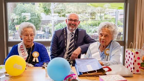 Tweelingzussen Jeane en Els vieren samen 100ste verjaardag in Leidschendam