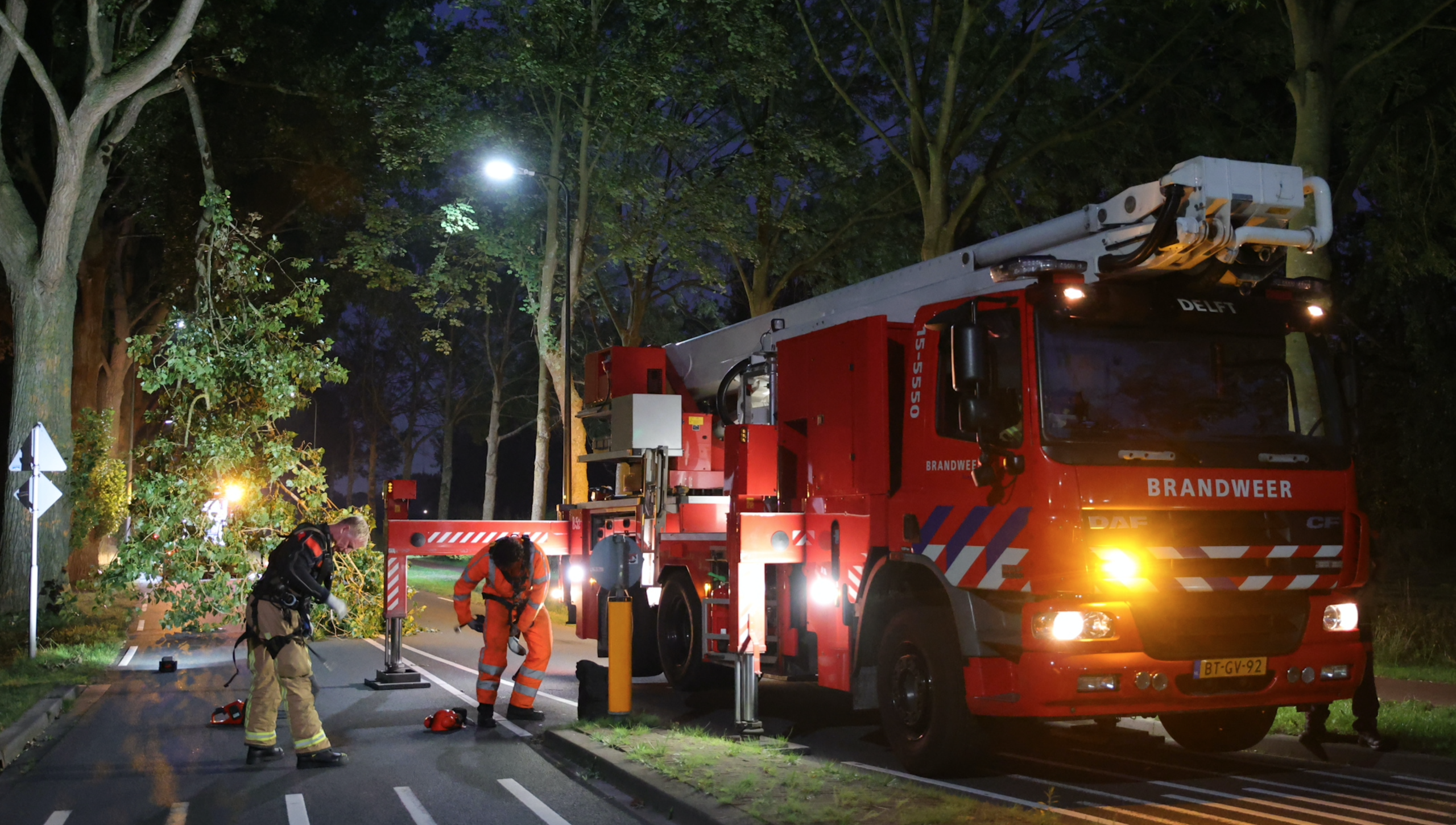 Brandweer belaagd op Lange Kleiweg, bestuurder scheurt zigzaggend weg