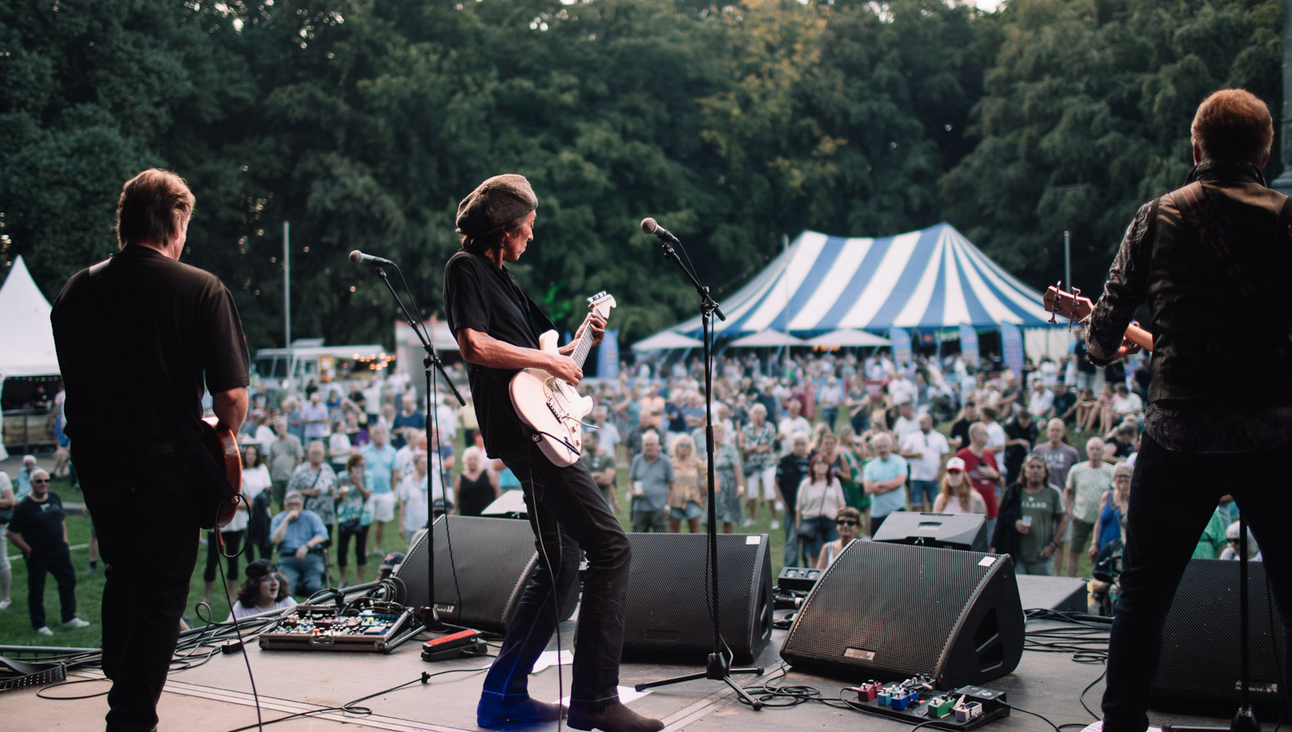 Lokaal talent en klassiekers op het Sir Winston Hoofdpodium tijdens Strandwalfestival 2025