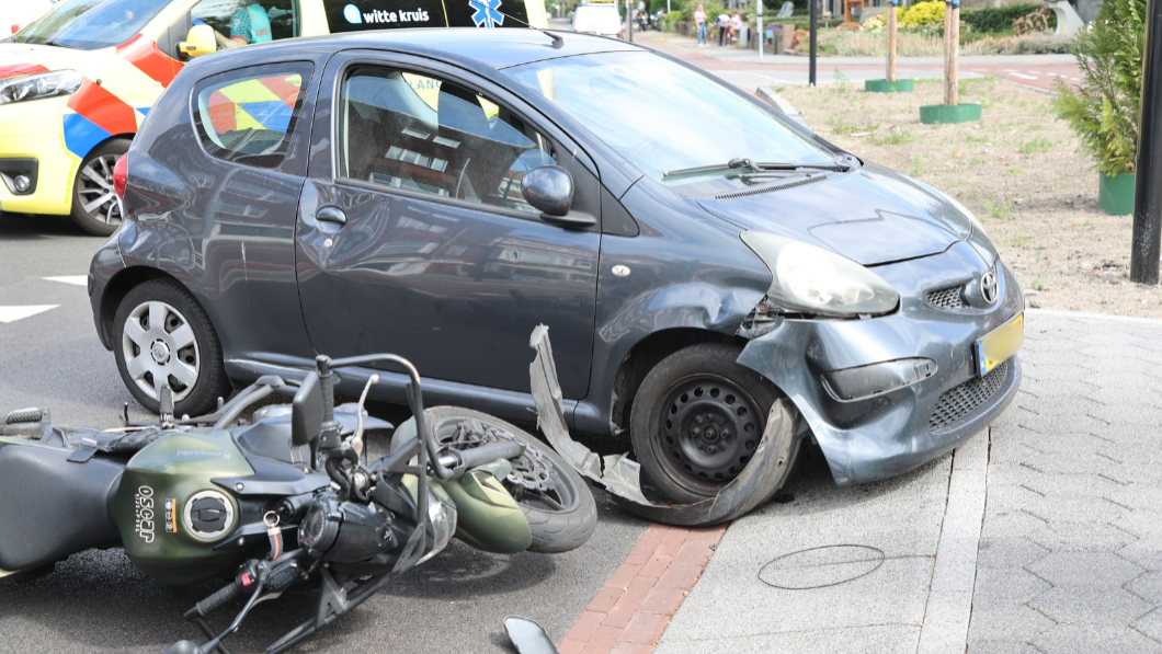 Motorrijder op lesmotor aangereden door auto op Rembrandtkade in Rijswijk