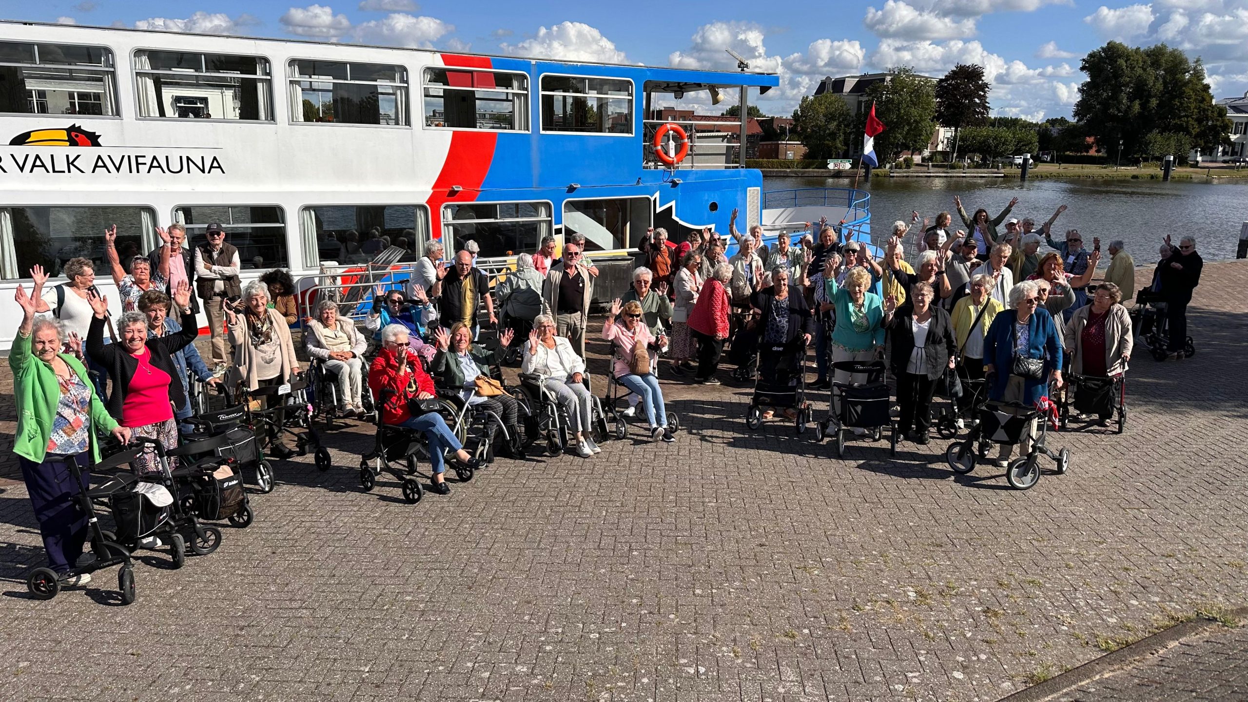 Senioren varen er vrolijk op uit met de Zonnebloem