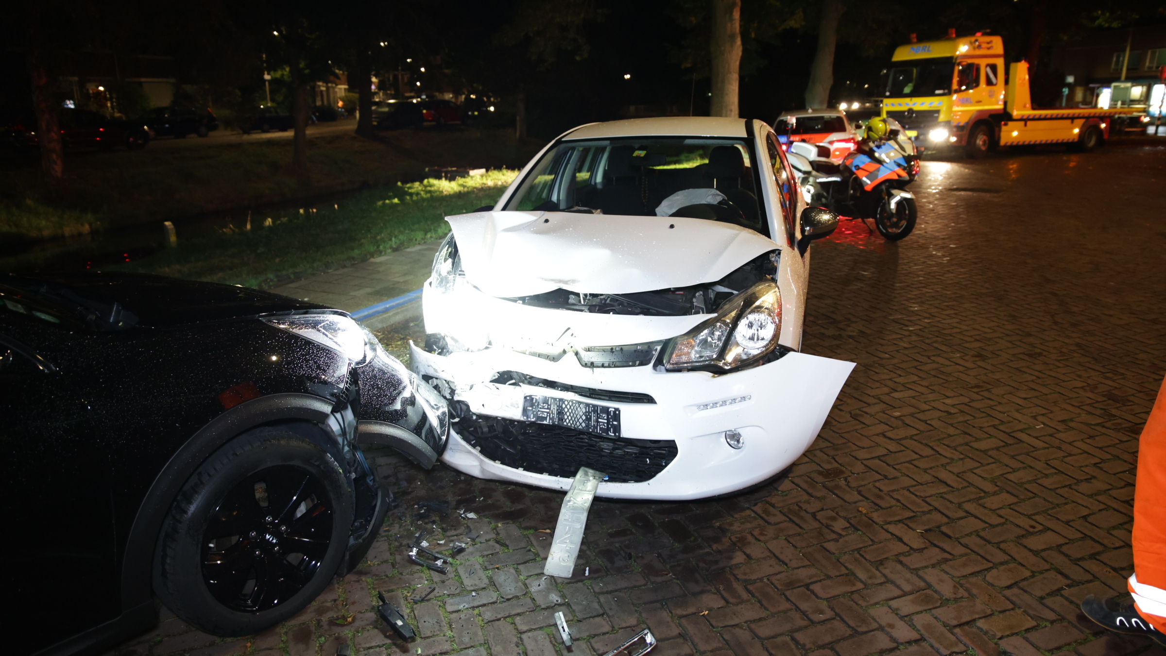 Dronken automobilist ramt op geparkeerde auto Aart van der Leeuwkade Voorburg