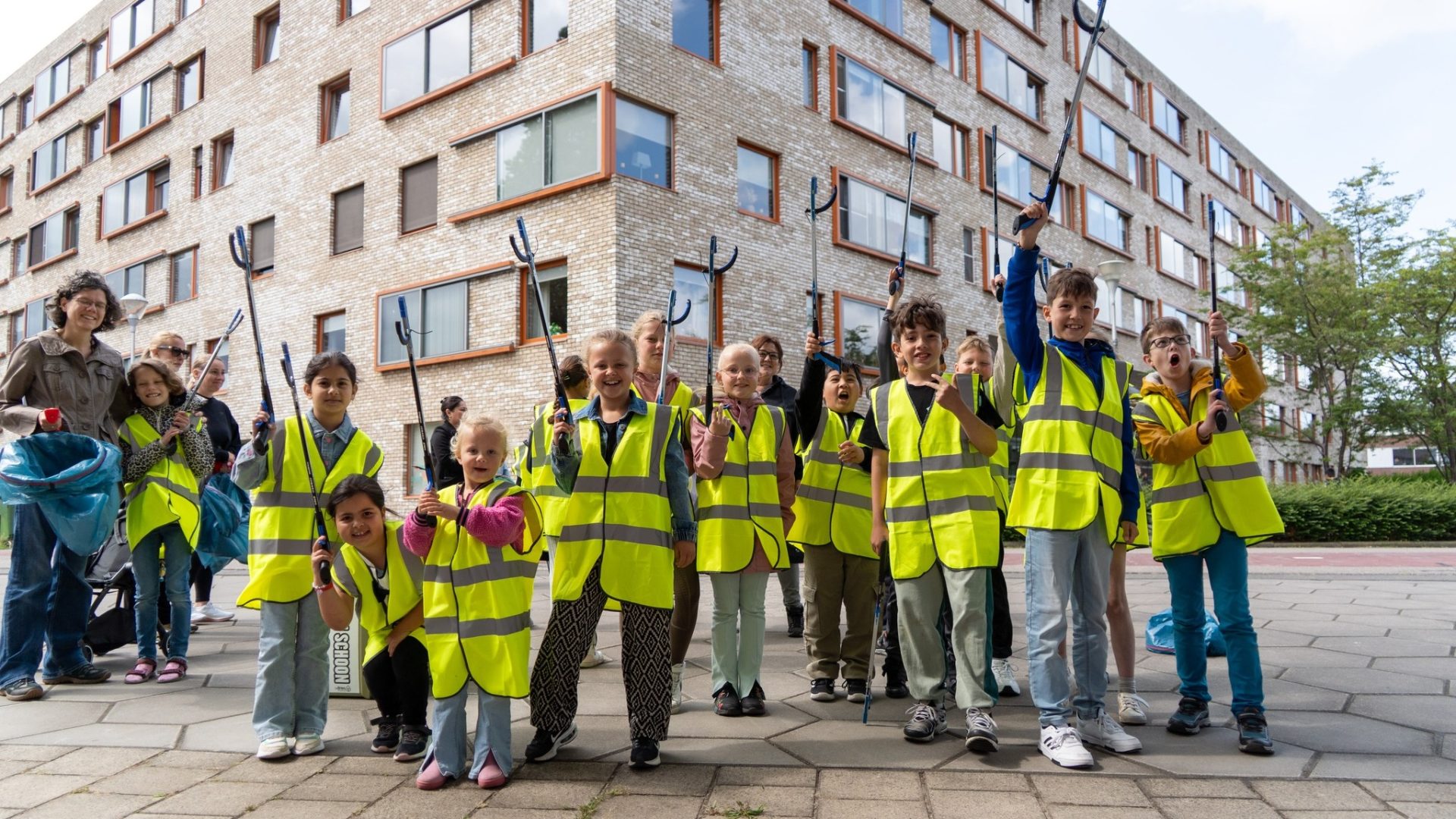 Lionsclub en Buurtvereniging organiseren schoonmaakactie in Rijswijk Buiten