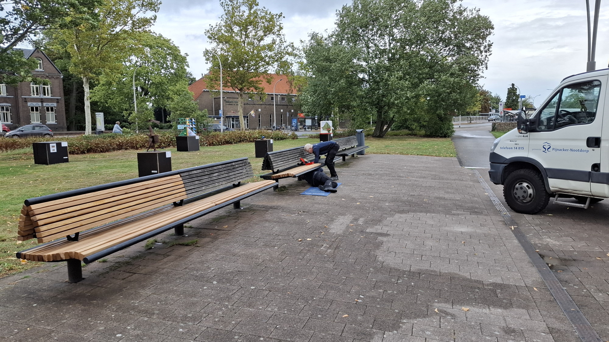 Bankjes in Emmapark opgeknapt, klaar voor nieuwe ontmoetingen