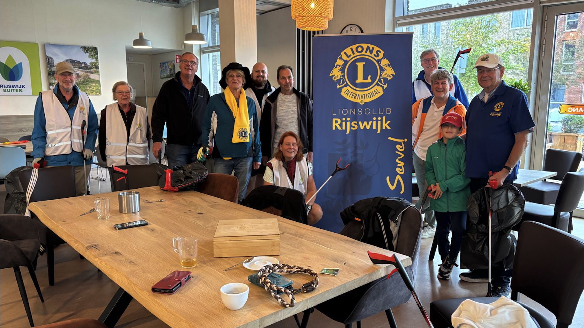 Vrijwilligers ruimen in stromende regen zwerfafval op tijdens World Cleanup Day in Rijswijk
