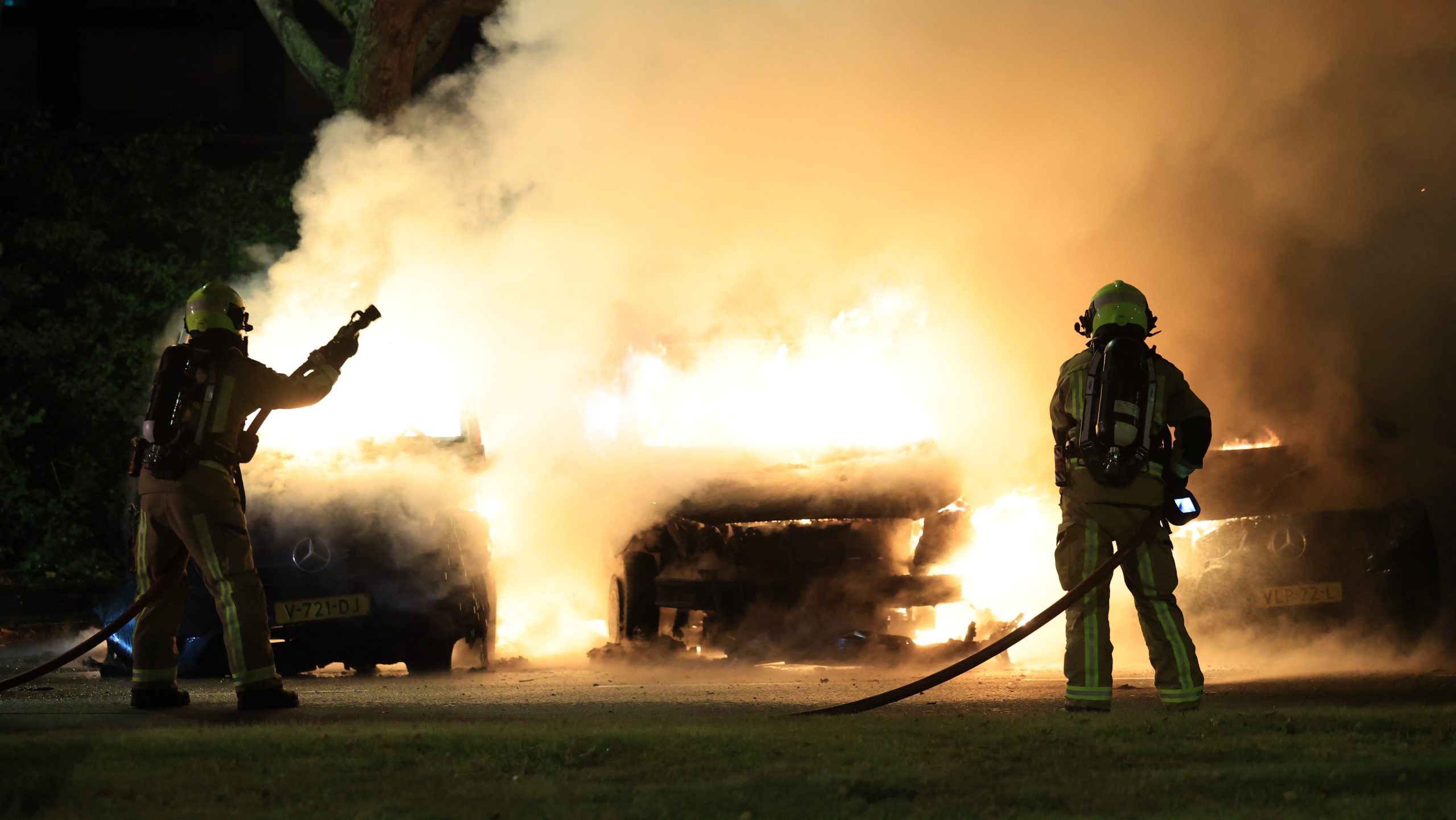 Drie bestelbusjes in vlammen op aan Visseringlaan, politie onderzoekt brandstichting Drie bestelbusjes in vlammen op aan Visseringlaan, politie onderzoekt brandstichting
