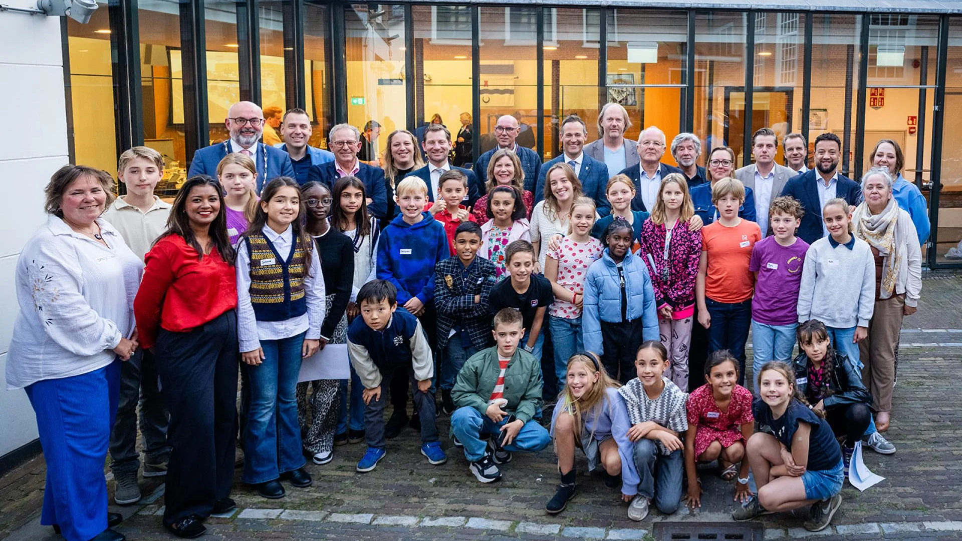 Leerlingen stellen vragen aan raadsleden tijdens Kindervragenuur