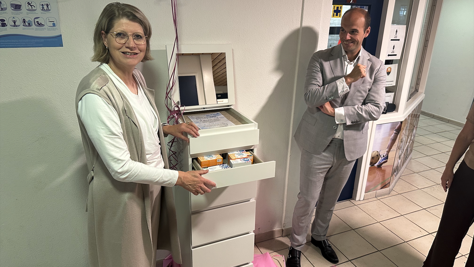 [VIDEO] Gratis menstruatieproducten voor mensen met een kleine portemonnee bij zwembad De Schilp