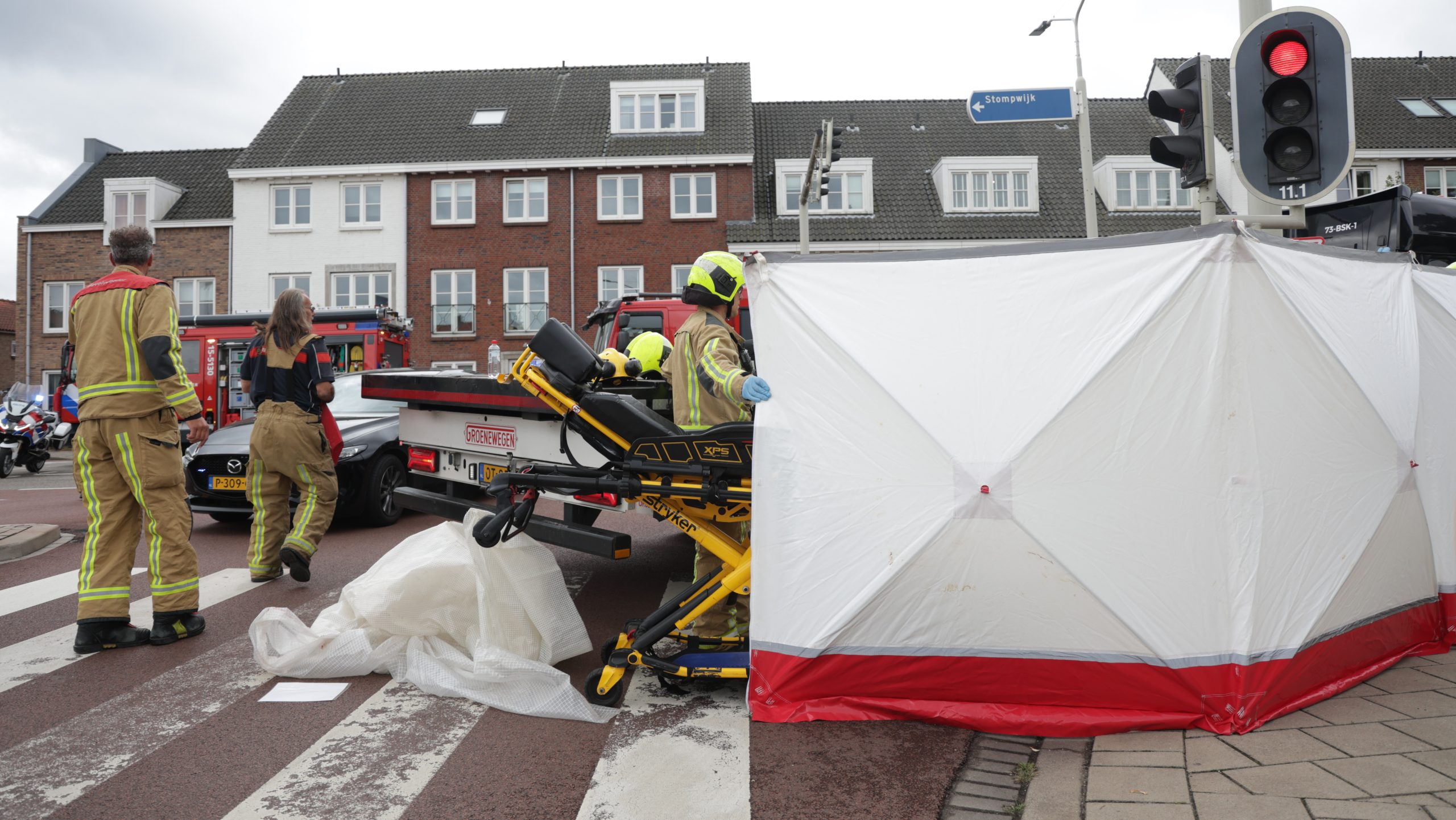Vrachtwagen botst op fatbike in Leidschendam, traumahelikopter gealarmeerd