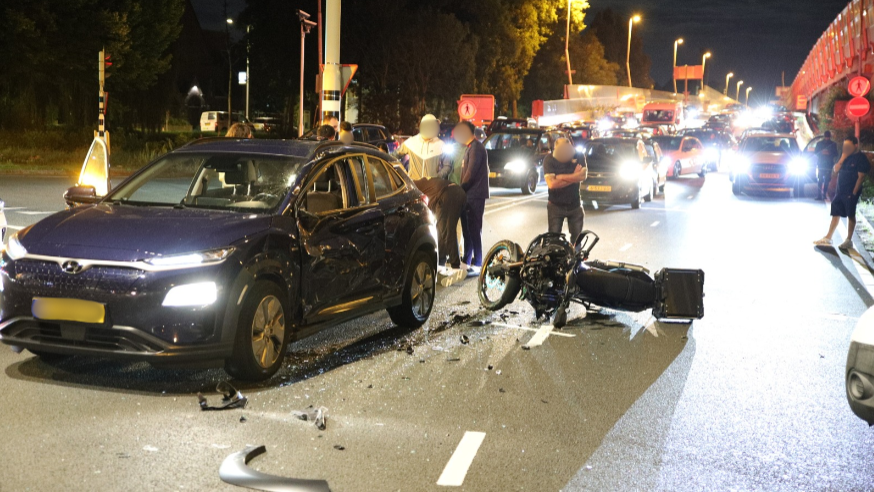 Veel schade na forse aanrijding tussen motor en auto Maanweg Voorburg