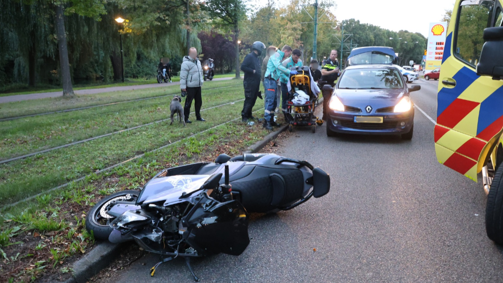 Motorrijder gewond na aanrijding Shell-tankstation Burgemeester Elsenlaan