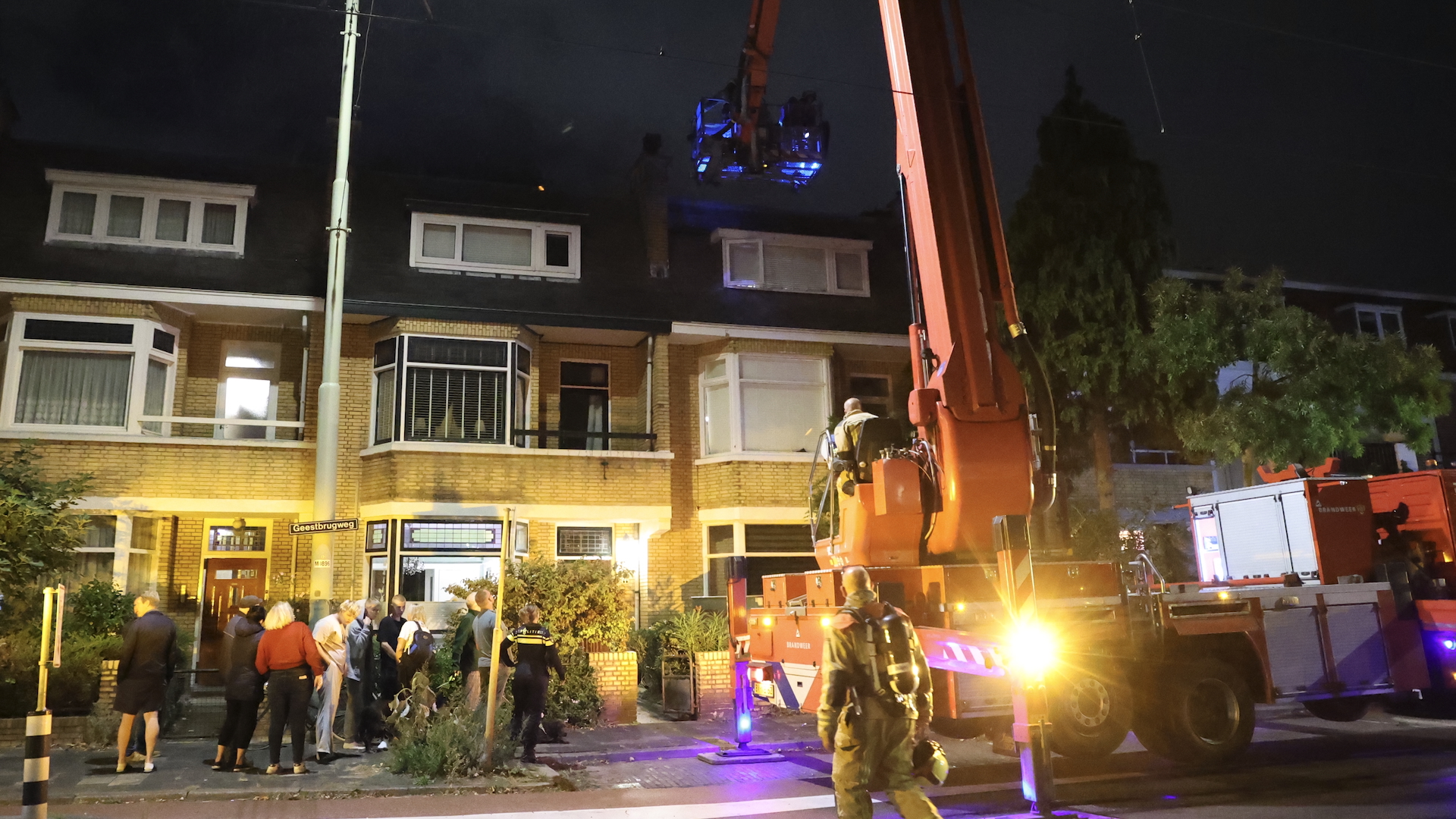 Schoorsteenbrand Geestbrugweg trekt veel bekijks door hoogwerker van brandweer