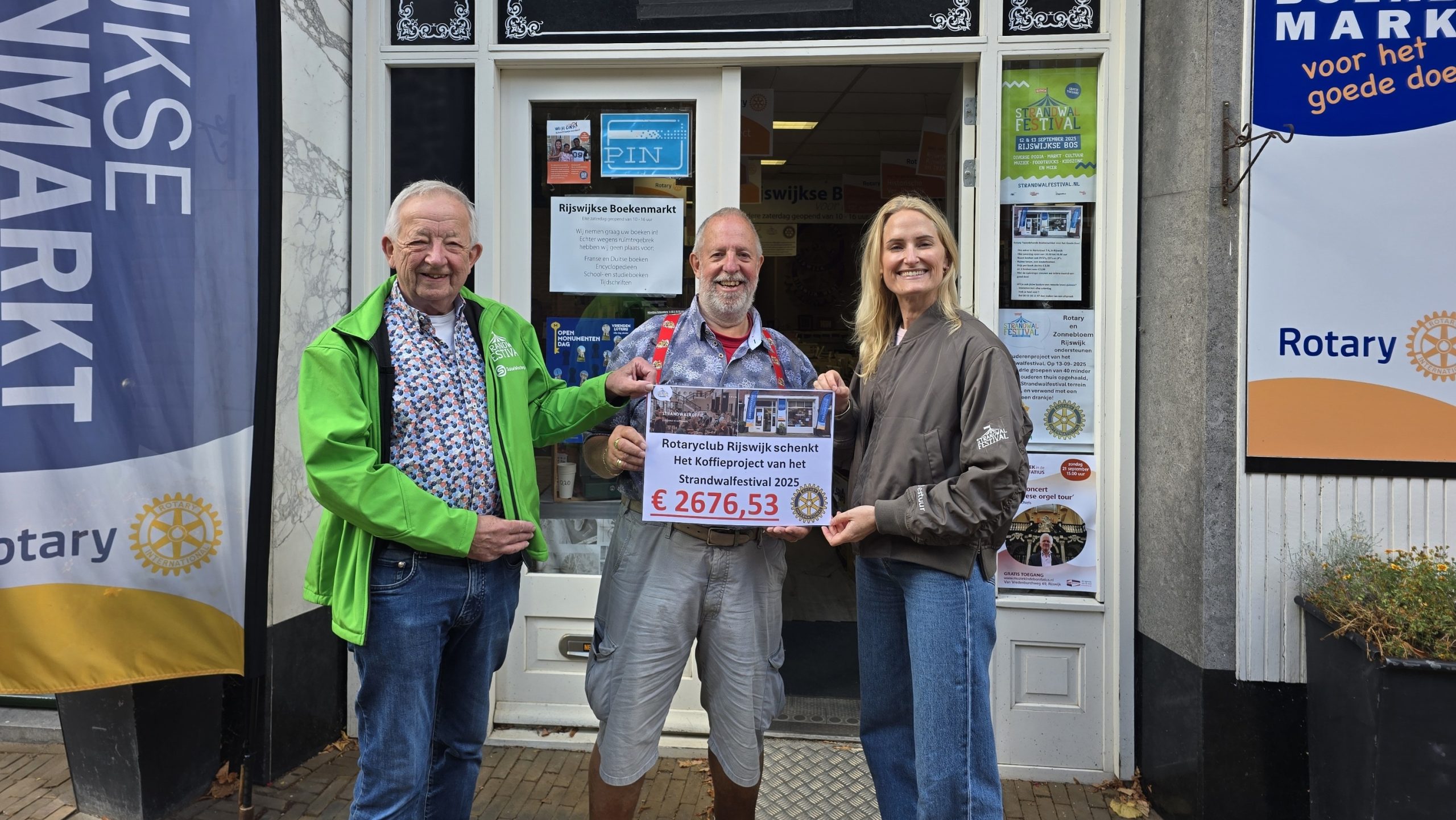 Rotaryclub Rijswijk steunt Strandwalkoffie voor ouderen met cheque van €2.676,53
