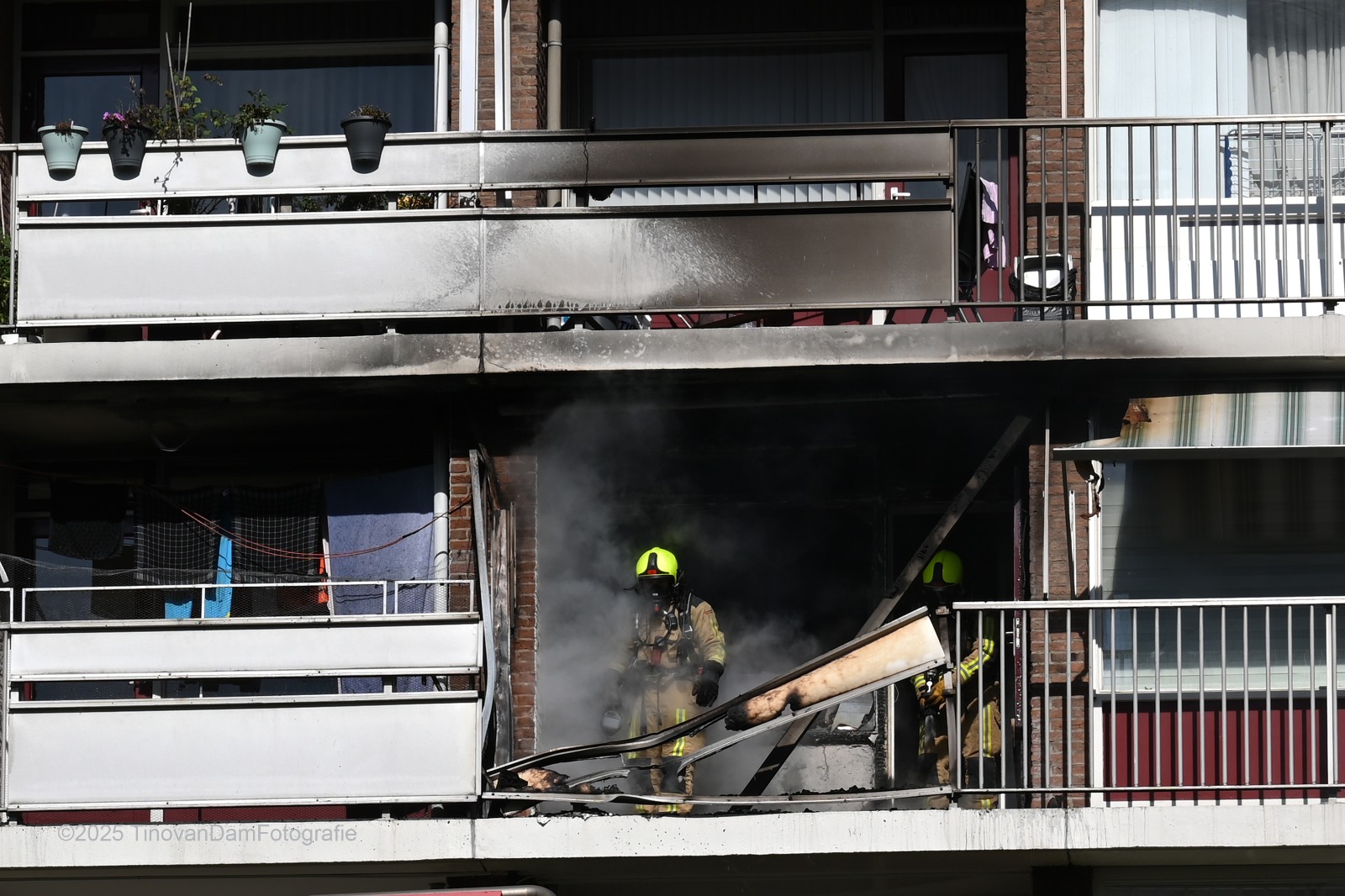 NU LIVE: Gevel van woning flat Ocarinalaan weggeblazen door meerdere explosies met brand