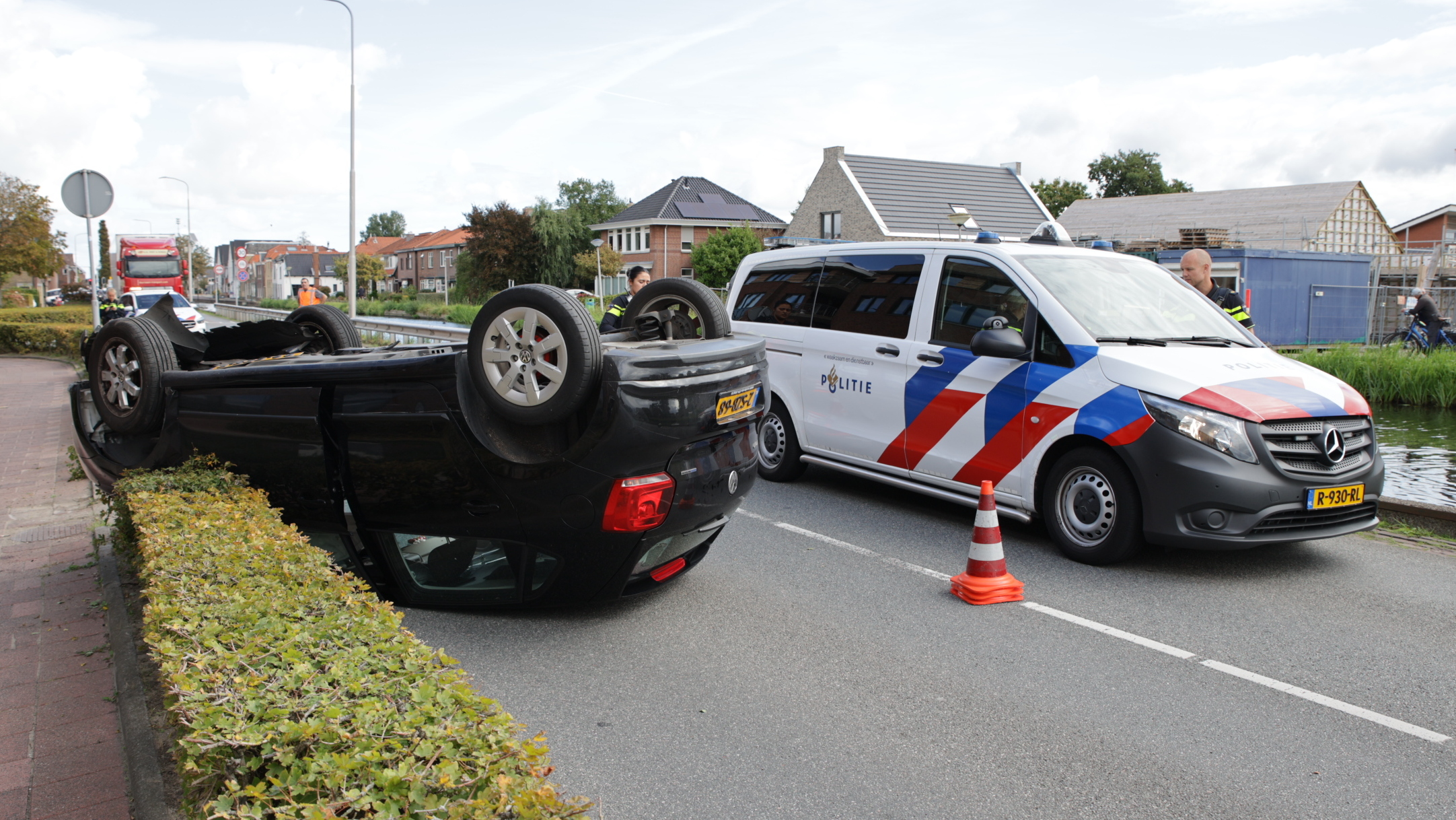 Auto slaat over de kop op Delftsestraatweg in Delfgauw