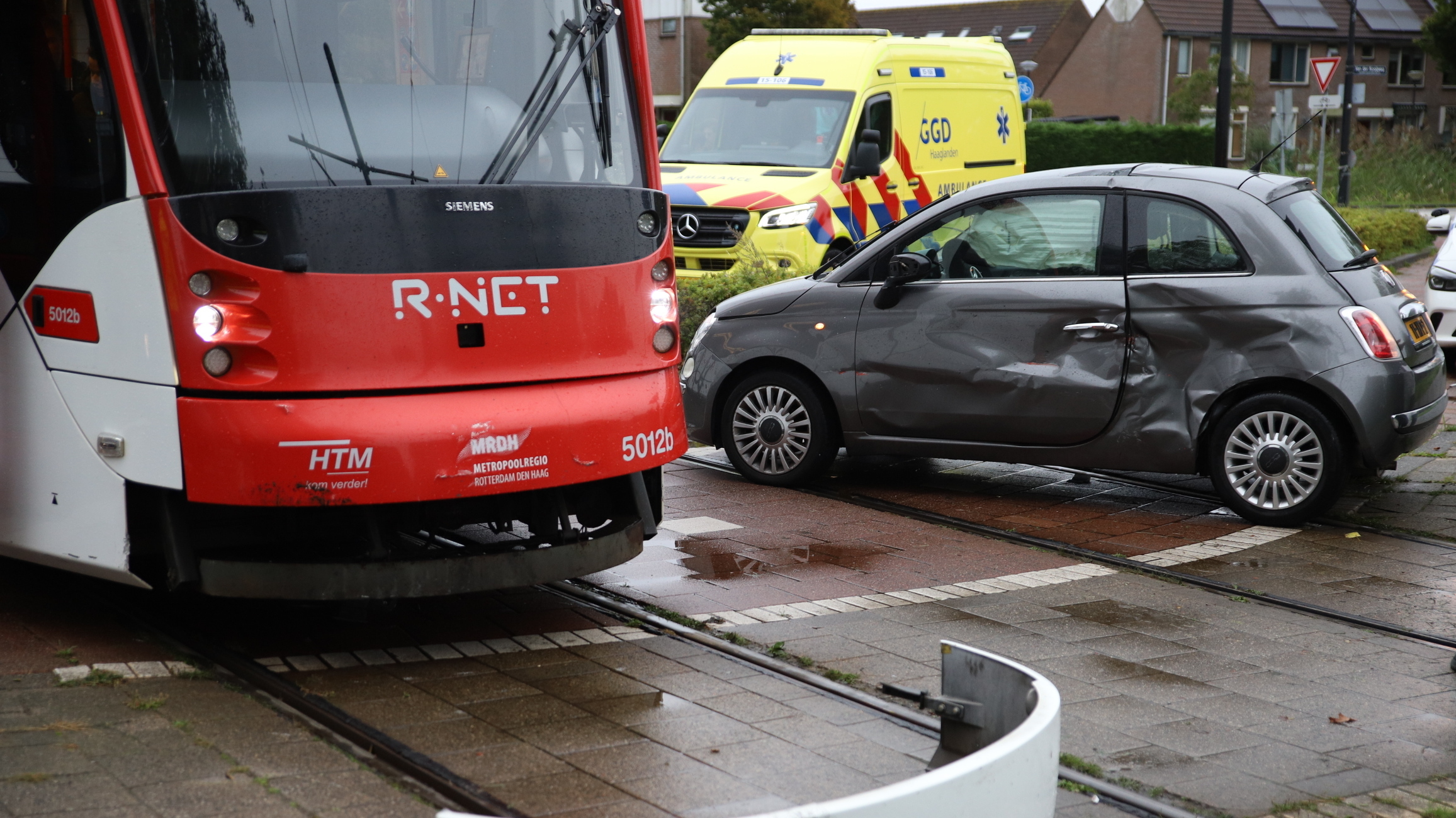 Aanrijding tussen tram en auto in Eikelenburglaan Rijswijk