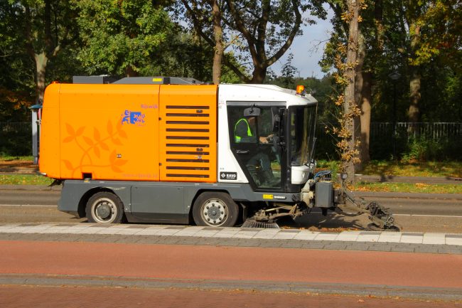 Veegmachine aan het vegen