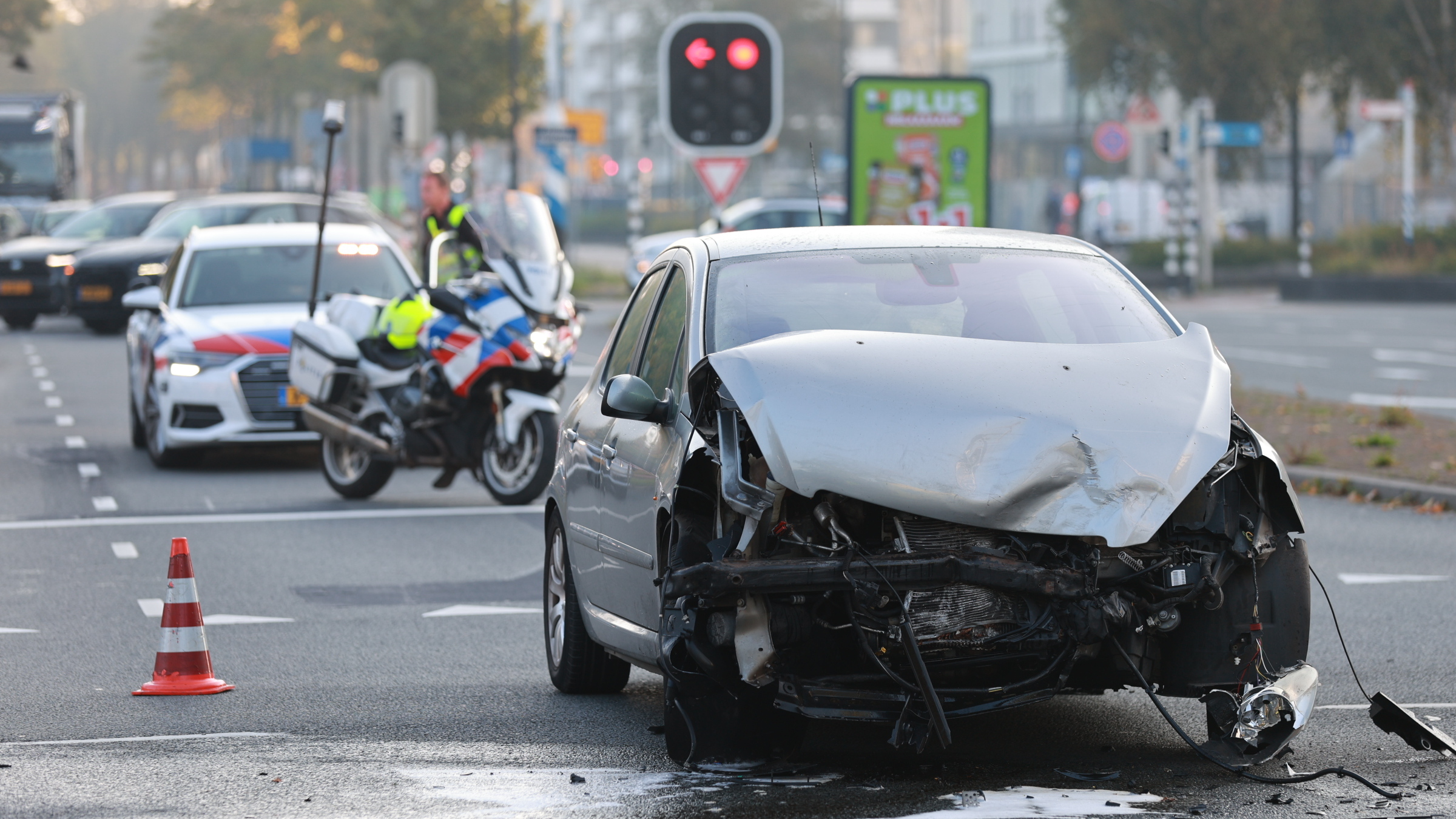 Enorme ravage na aanrijding op kruising Prinses Beatrixlaan in Rijswijk
