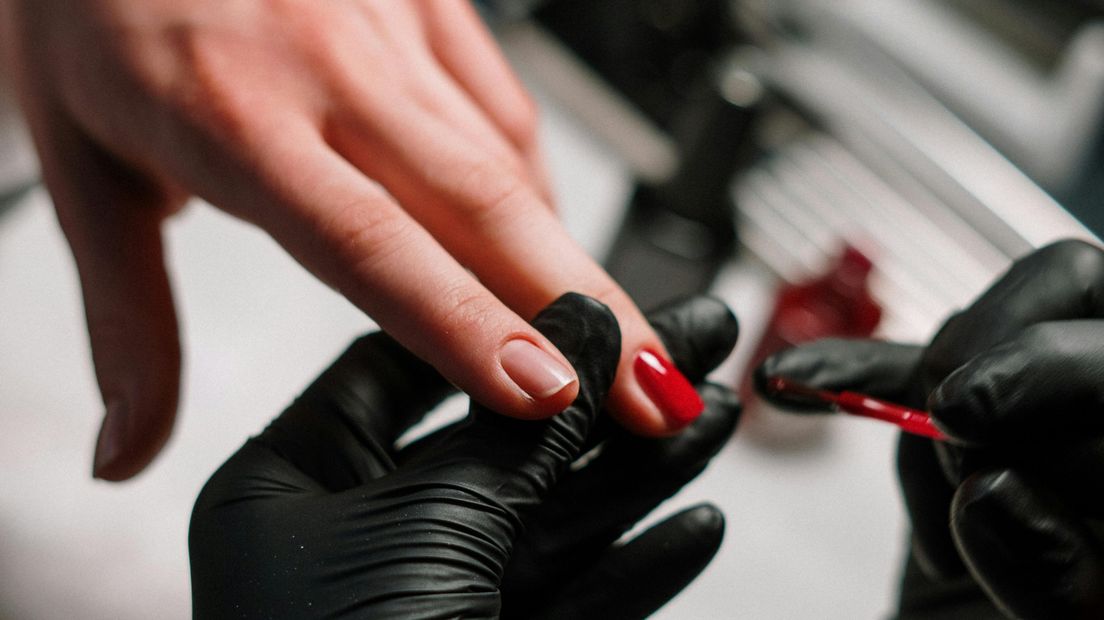 Nagelstyliste veroordeeld tot bijna 1 miljoen euro terugbetalen