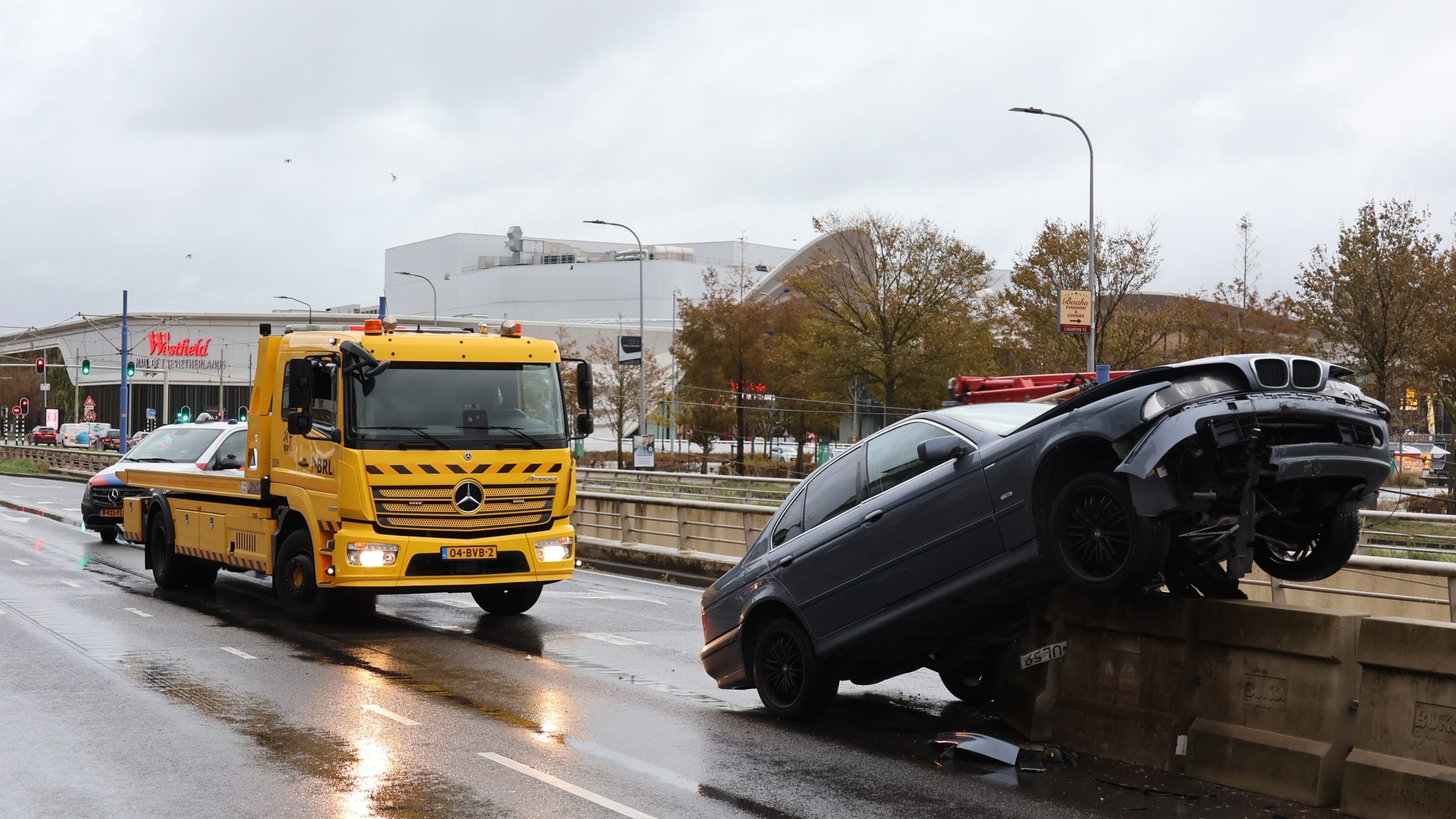 Auto rijdt op betonnen afzetting en komt vast te zitten op Heuvelweg Auto rijdt op betonnen afzetting en komt vast te zitten op Heuvelweg