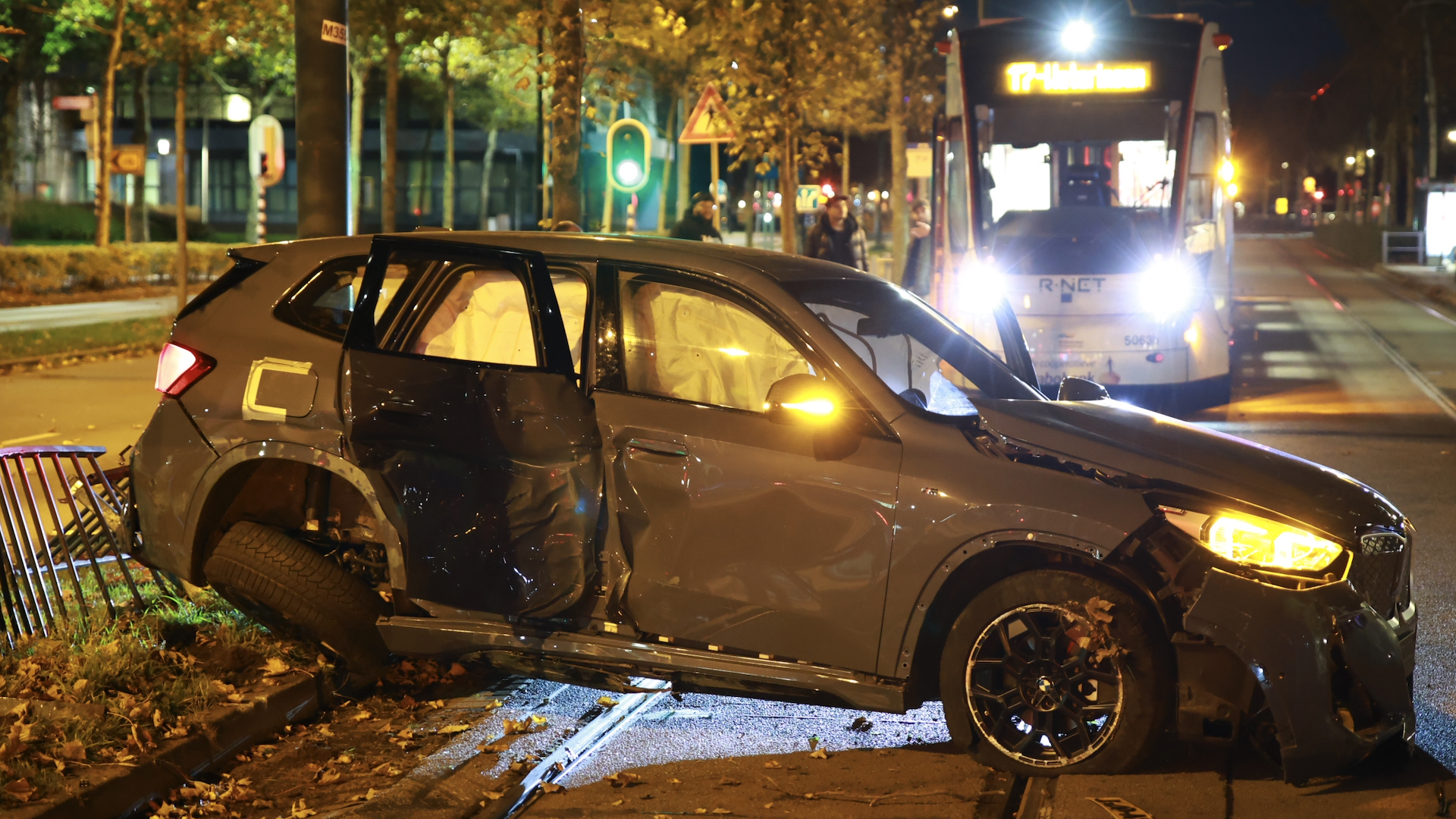 Bestuurder BMW rijdt auto in de prak en vlucht na eenzijdig ongeval in Rijswijk