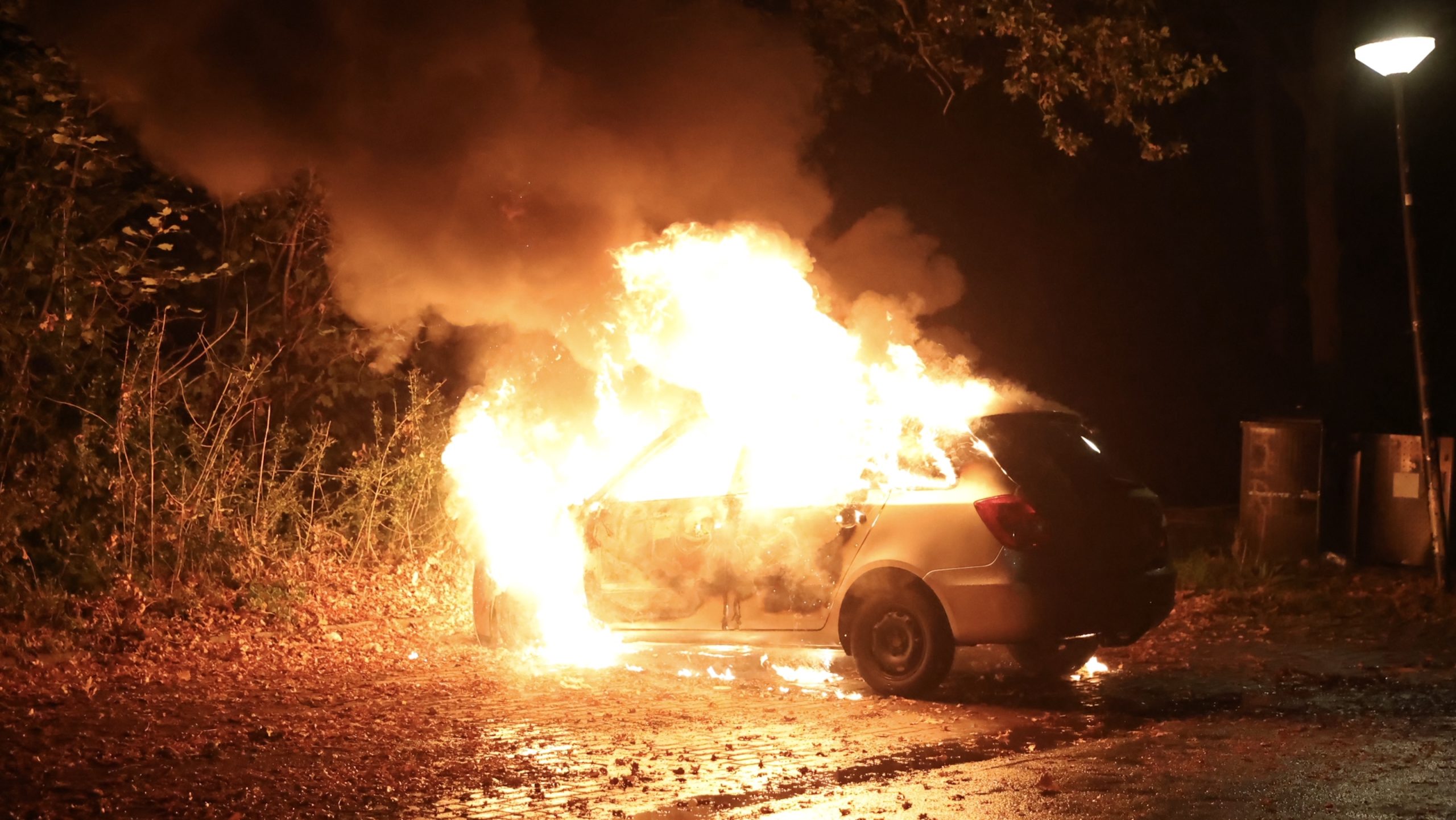 Auto volledig uitgebrand in Kruisvaarderspark Rijswijk Auto volledig uitgebrand in Kruisvaarderspark Rijswijk