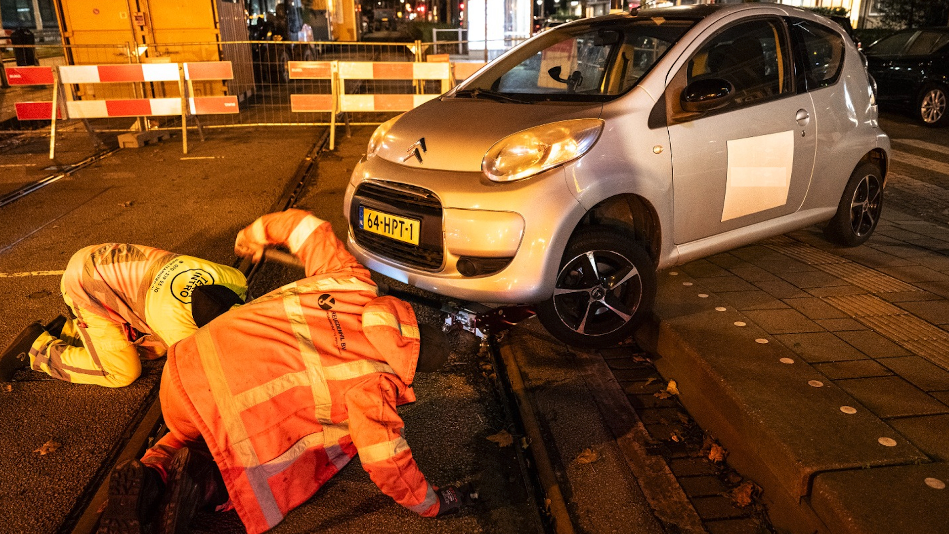Automobilist rijdt zich klem op tramperron