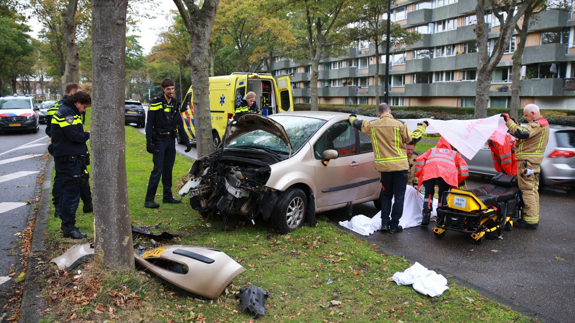 Twee gewonden na crash tegen boom op Generaal Spoorlaan