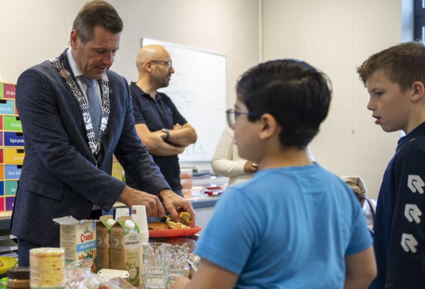 Burgemeester Lugthart ontbijt met leerlingen van De Schatkaart in Pijnacker