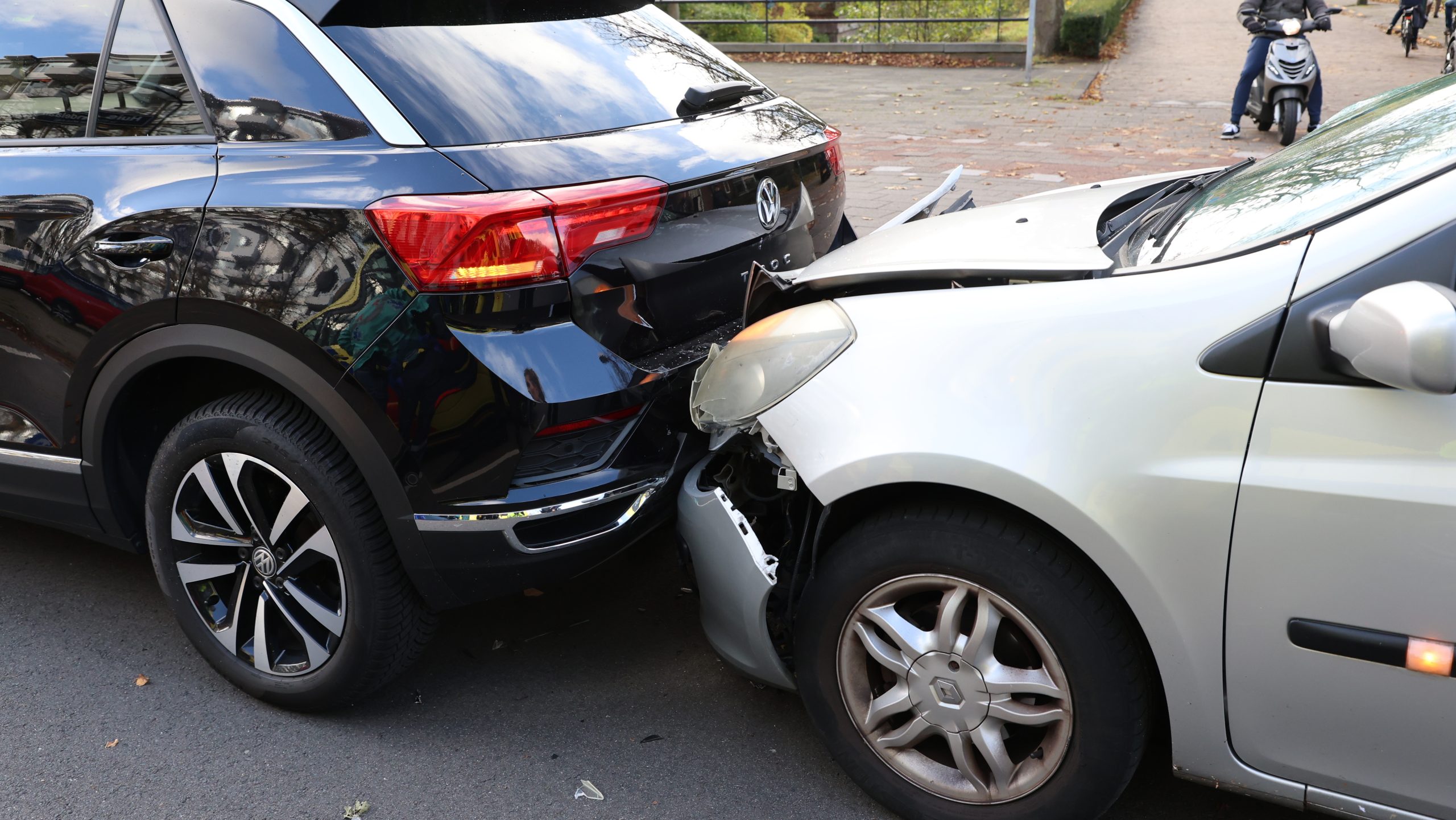 Kop-staartbotsing van drie auto’s op Huis te Landelaan in Rijswijk Kop-staartbotsing van drie auto’s op Huis te Landelaan in Rijswijk