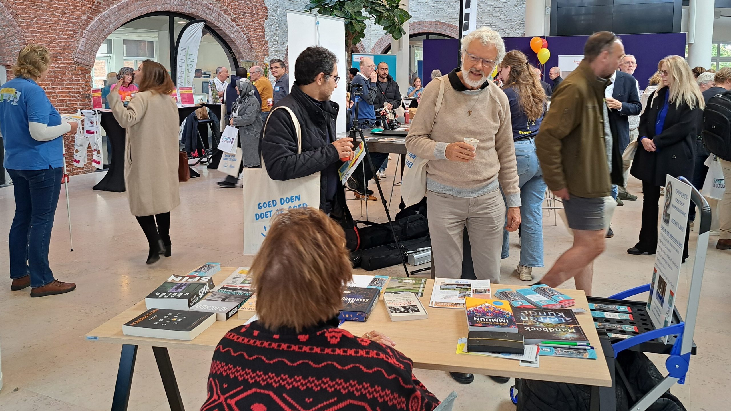 Vrijwilligersmarkt trekt veel bezoekers naar gemeentehuis Leidschendam-Voorburg Vrijwilligersmarkt trekt veel bezoekers naar gemeentehuis Leidschendam-Voorburg