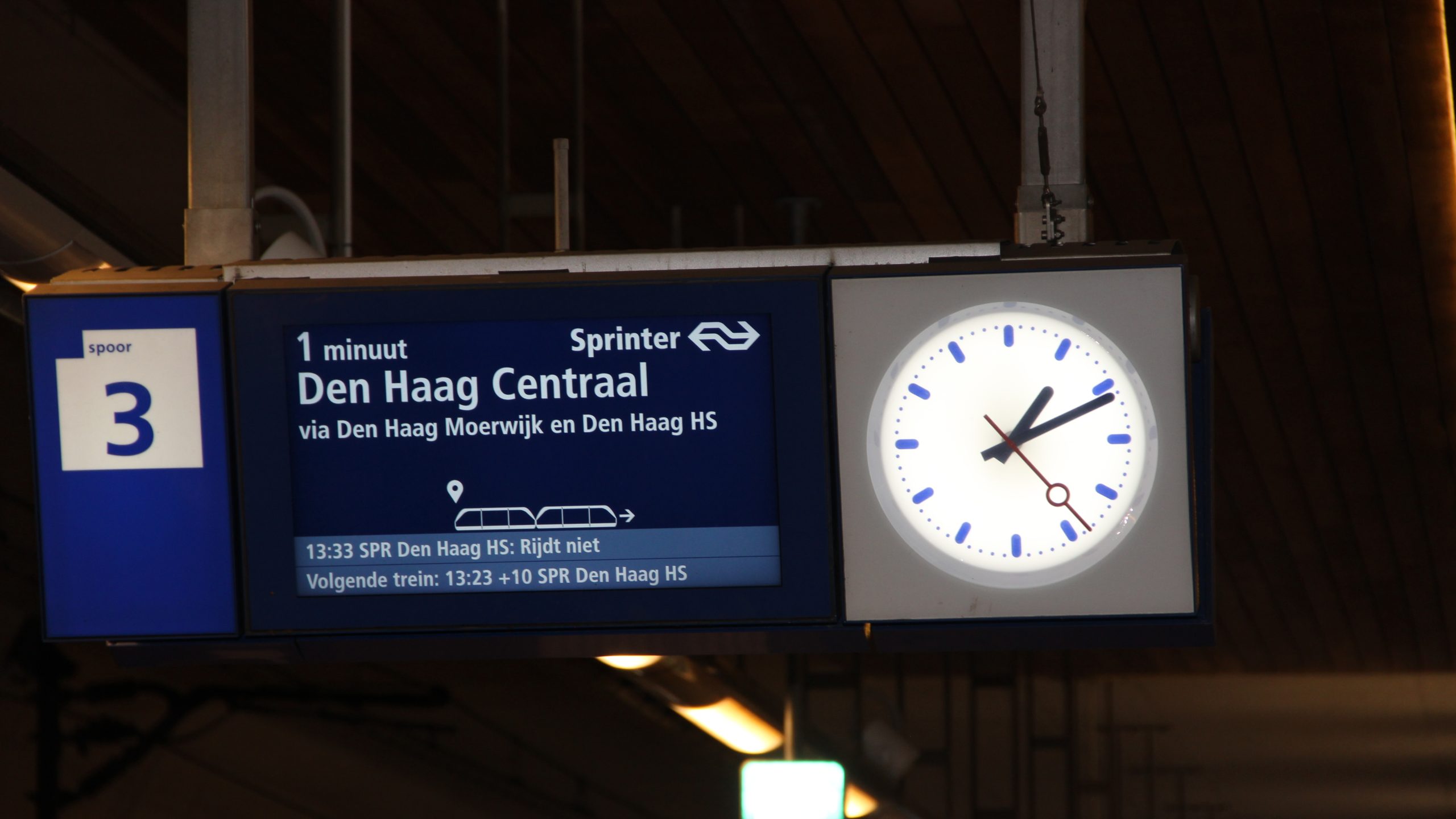 Nieuwe donkere reisinformatieborden ook zichtbaar op station Rijswijk Nieuwe donkere reisinformatieborden ook zichtbaar op station Rijswijk