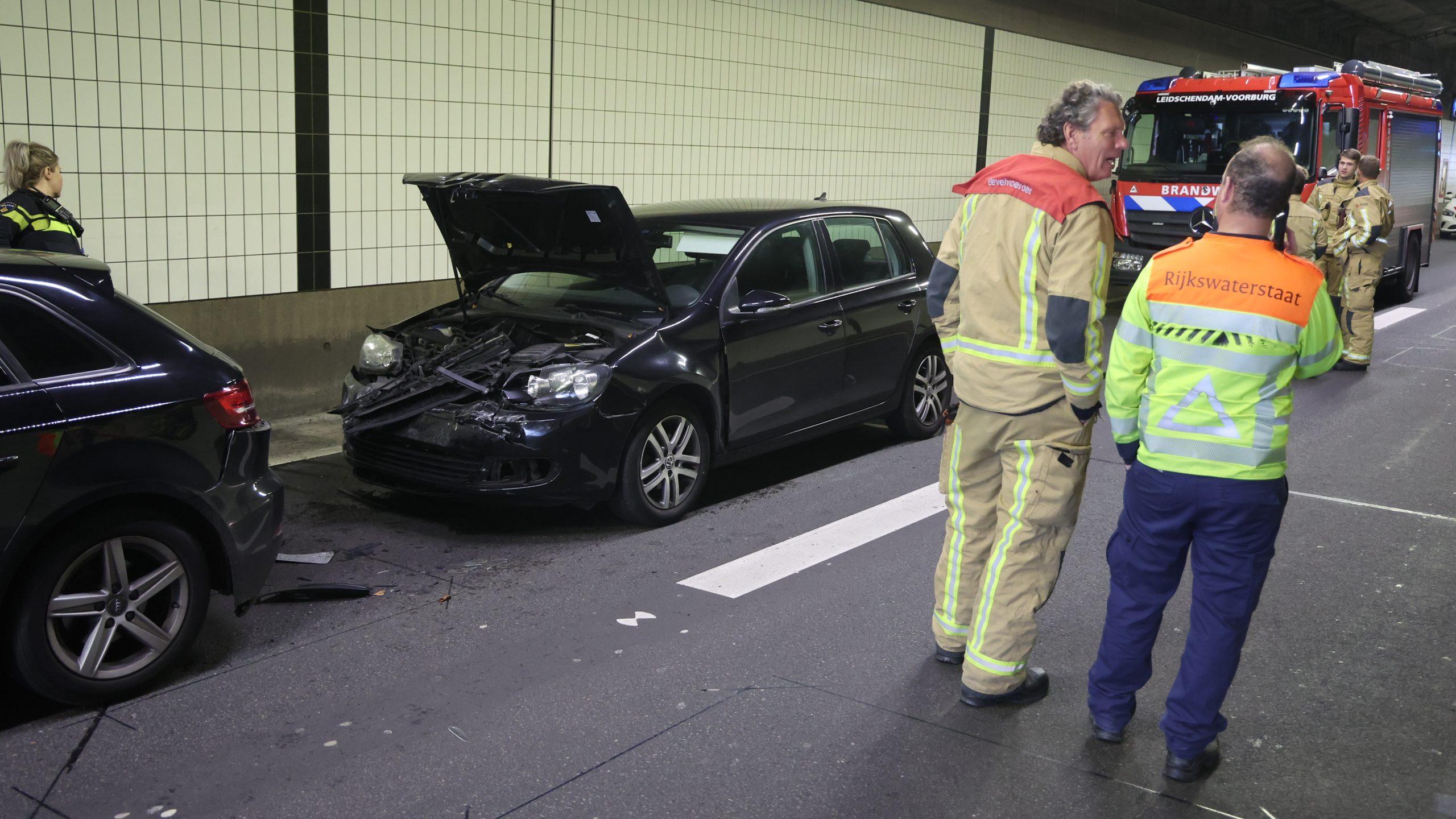 Parktunnel tijdelijk dicht na botsing tussen twee voertuigen Parktunnel tijdelijk dicht na botsing tussen twee voertuigen