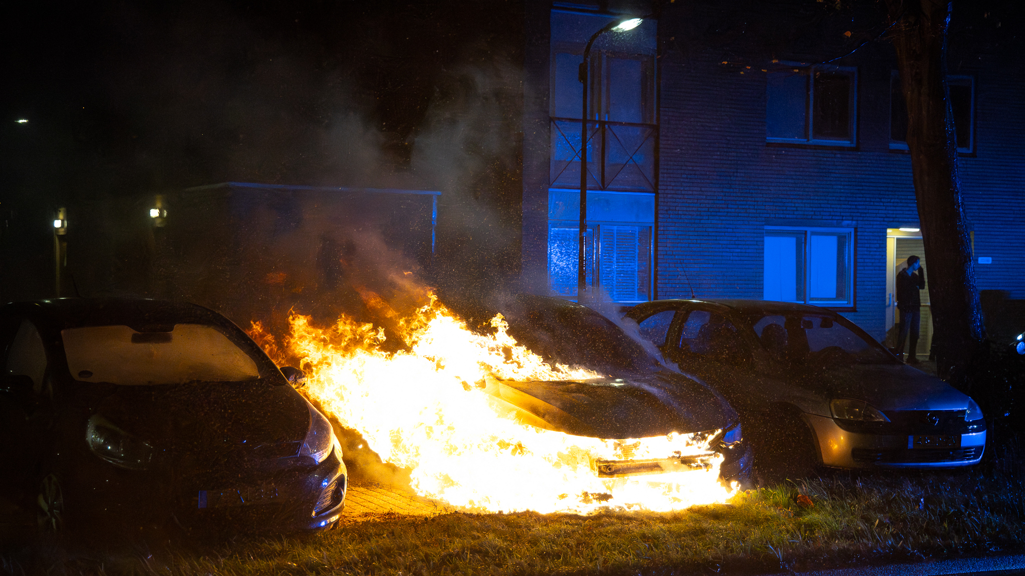 Auto uitgebrand op Vinkenborghlaan in Leidschendam, mogelijk brandstichting Auto uitgebrand op Vinkenborghlaan in Leidschendam, mogelijk brandstichting