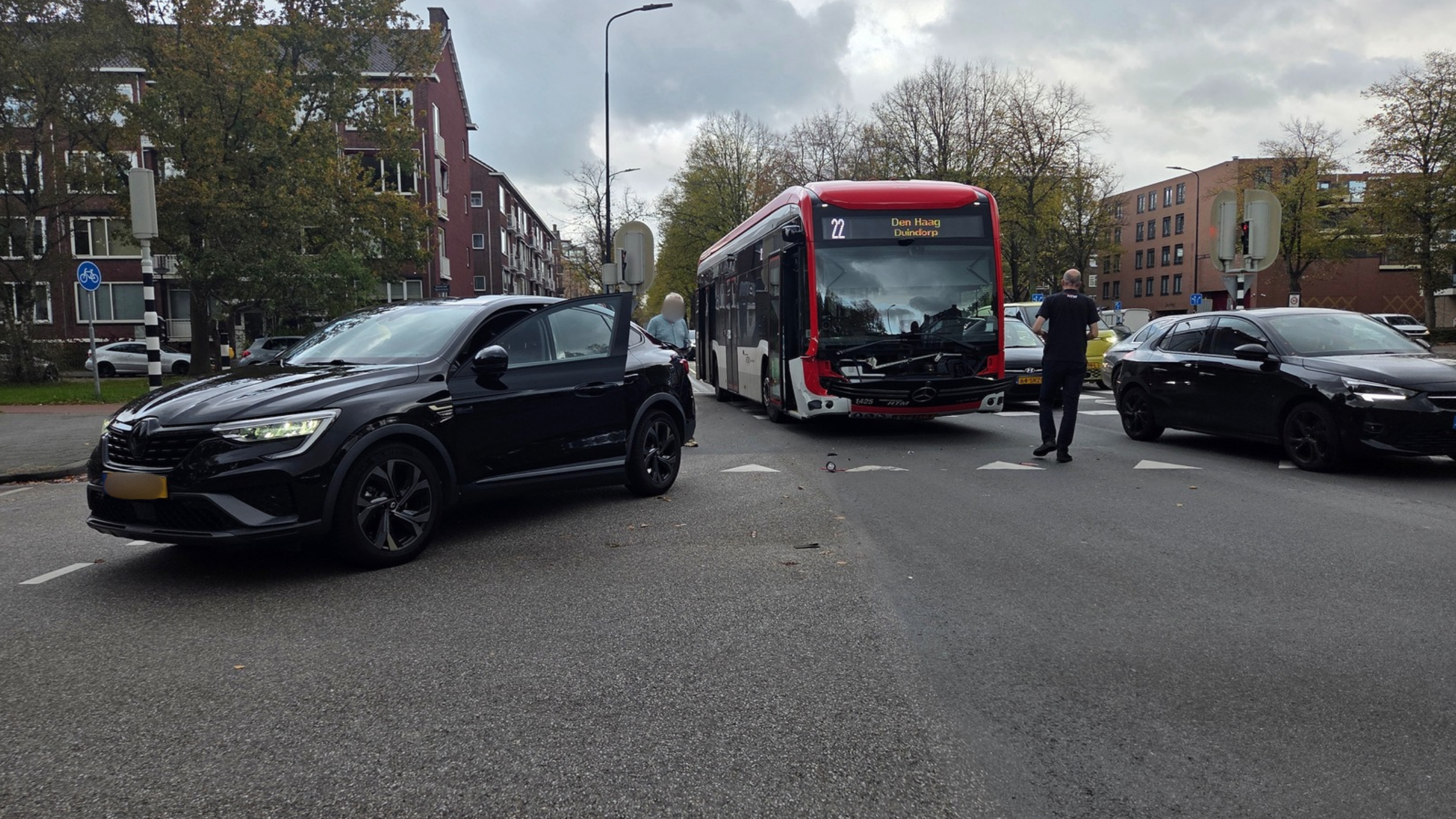 Botsing tussen HTM-bus en auto op Generaal Spoorlaan in Rijswijk Botsing tussen HTM-bus en auto op Generaal Spoorlaan in Rijswijk