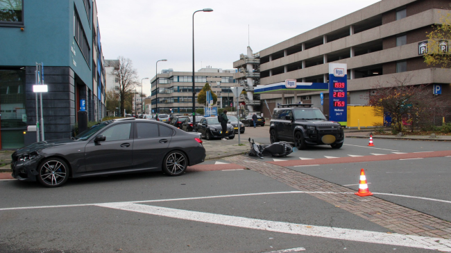 Botsing tussen auto en scooter op Verrijn Stuartlaan in Rijswijk