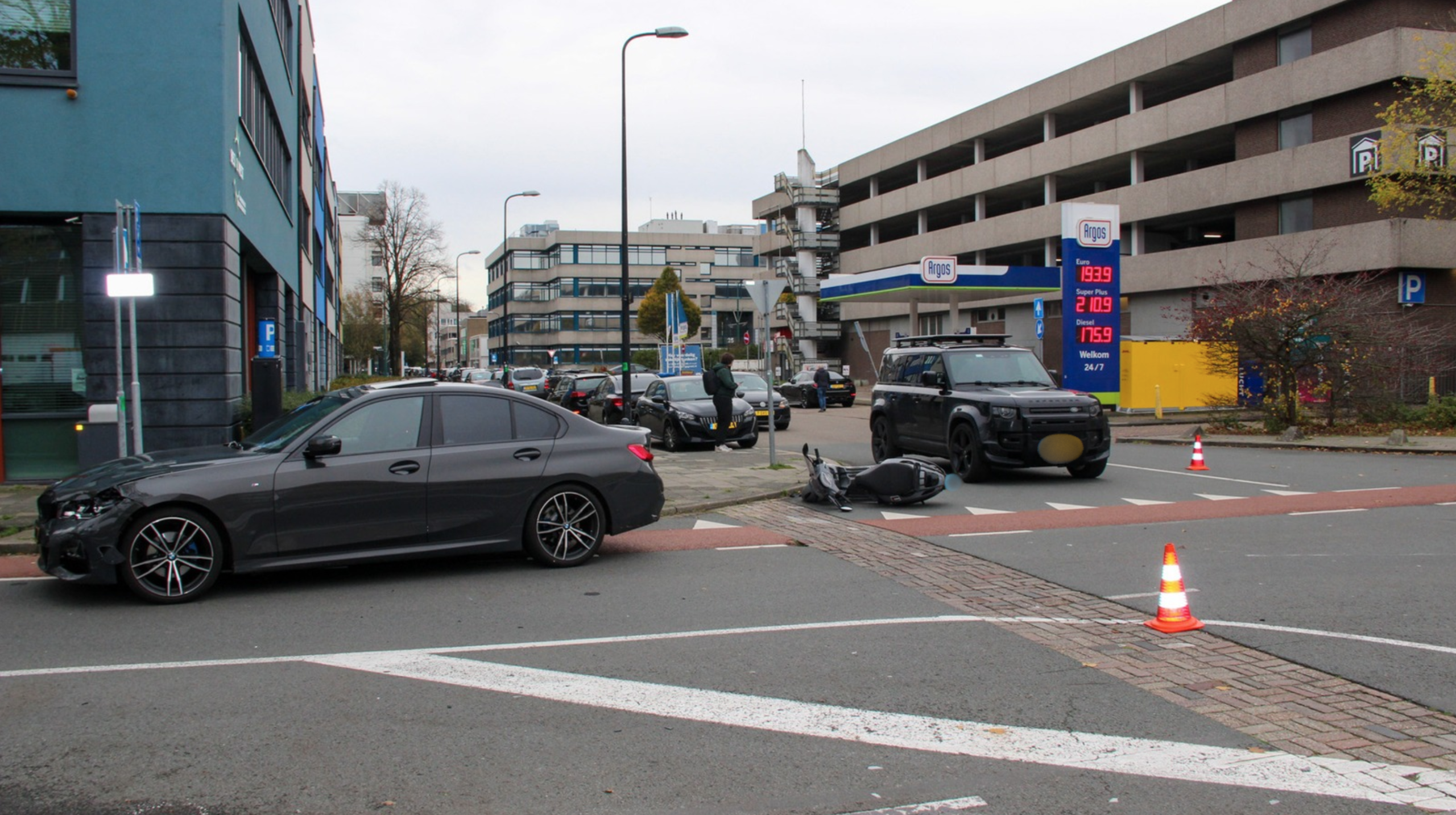 Botsing tussen auto en scooter op Verrijn Stuartlaan in Rijswijk Botsing tussen auto en scooter op Verrijn Stuartlaan in Rijswijk