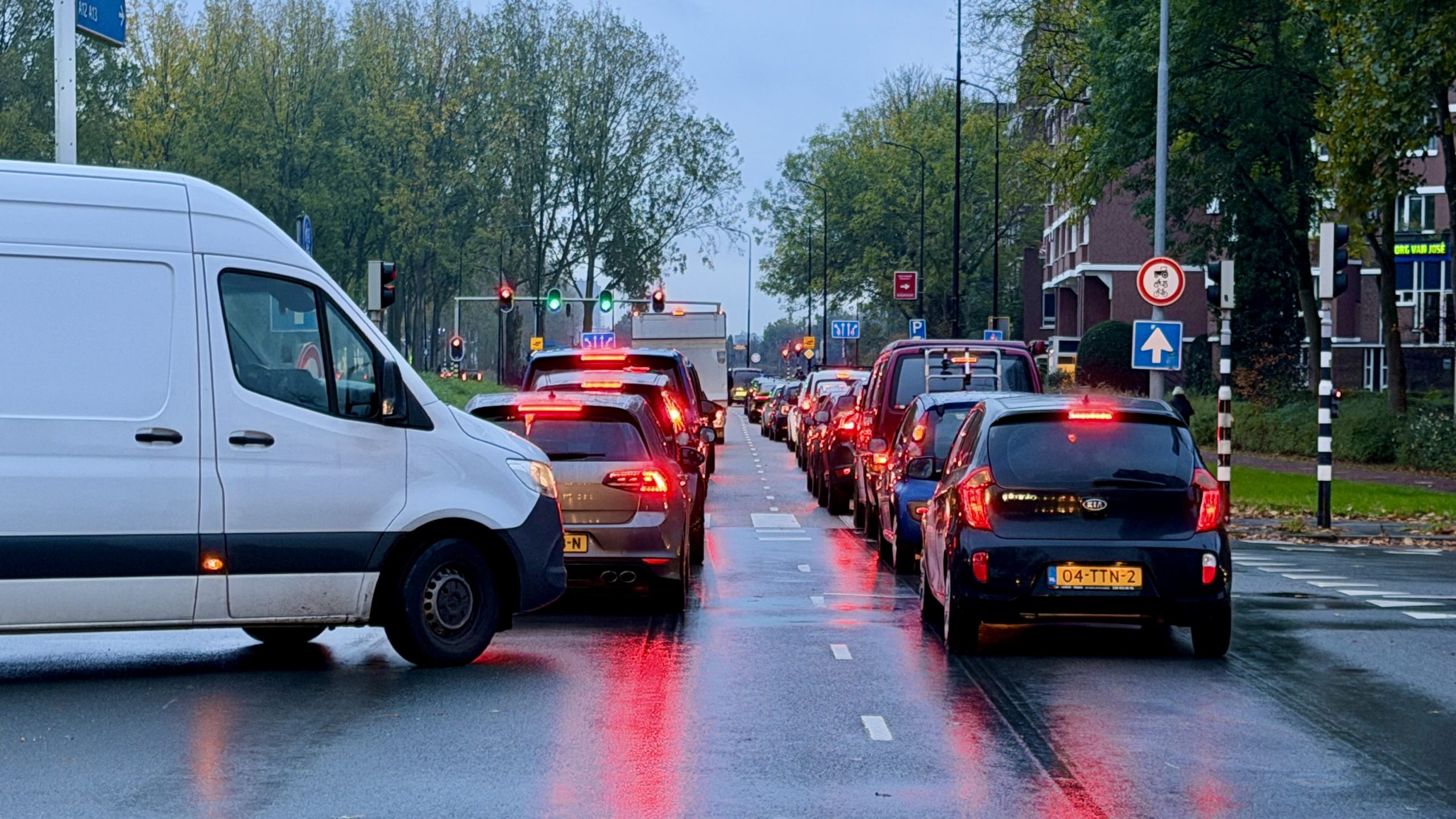 Nog steeds veel verkeer op Beatrixlaan maar nu wel met redelijke doorstroming Nog steeds veel verkeer op Beatrixlaan maar nu wel met redelijke doorstroming