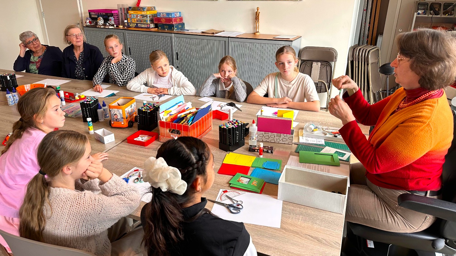 [VIDEO] Knutseljuf Astrid leert jong en oud de kunst van het maken in de Buitenkamer