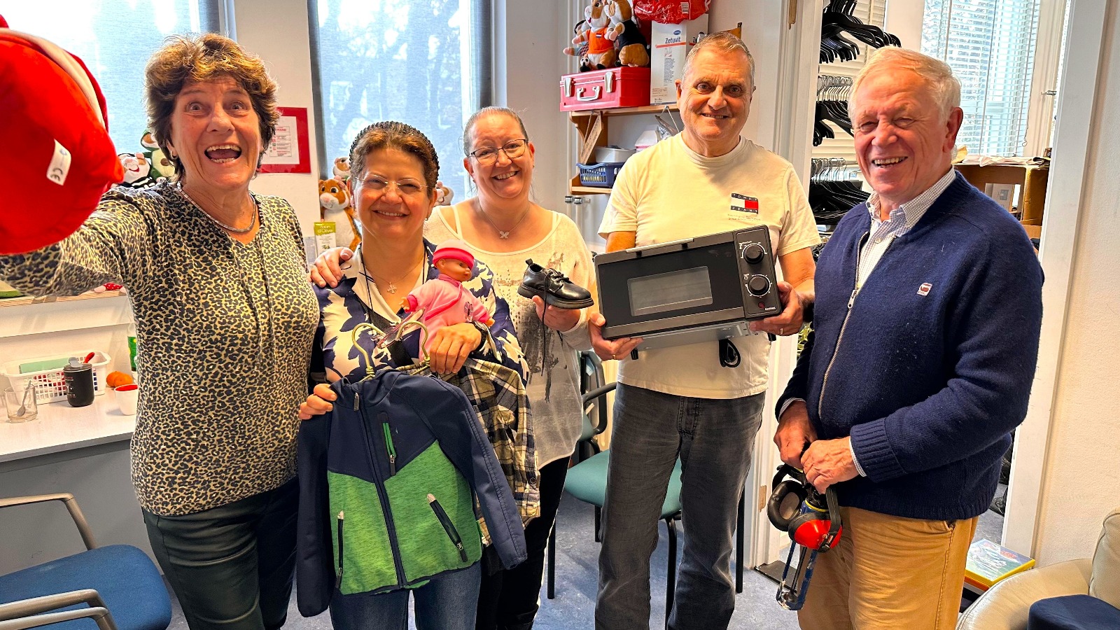 [VIDEO] Tien jaar Weggeefwinkel Rijswijk: “Mensen blij maken, daar doen we het voor”