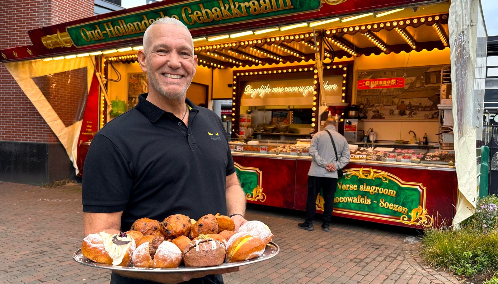 [VIDEO] Oliebollenkraam op het Bogaardplein is weer geopend